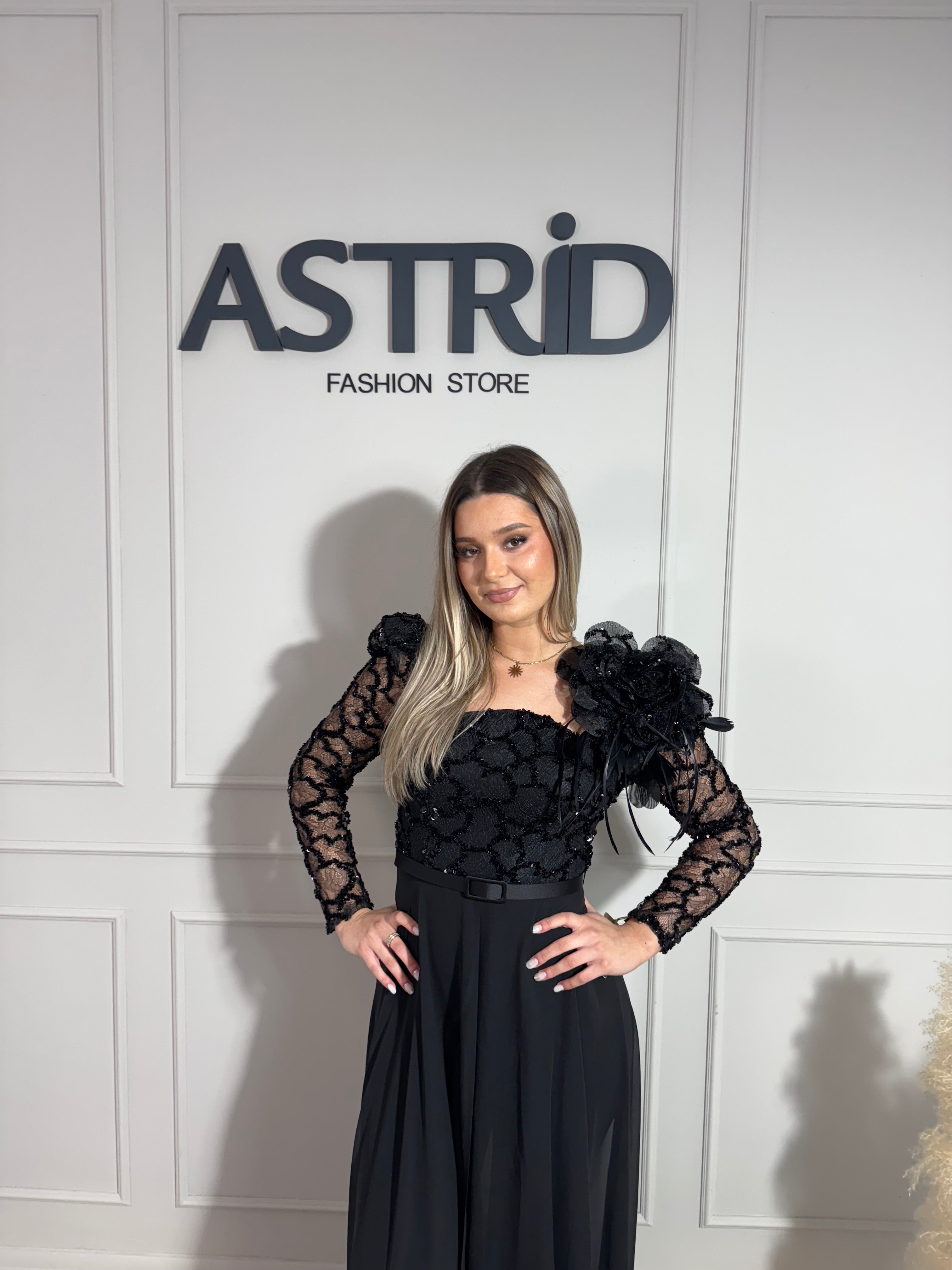 Salopetă Clara mânecă lungă voal peste pantalon și floare pe umăr