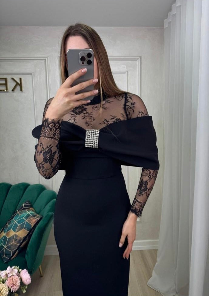 Rochie Gloria midi neagră cu mânecă din dantelă și funda mare la bust