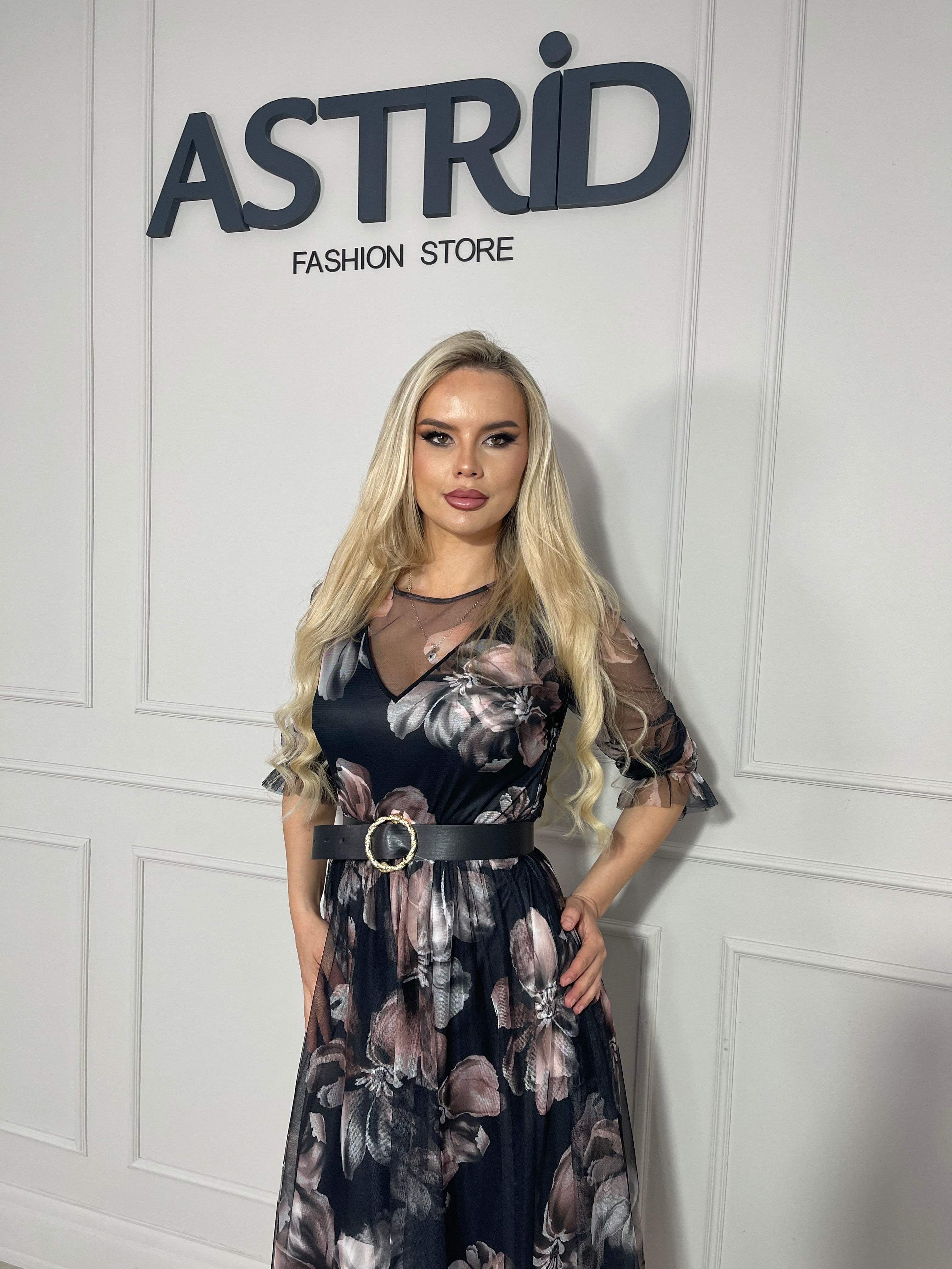 Rochie Patri midi, din voal cu imprimeu floral, cu croiala vaporoasă.