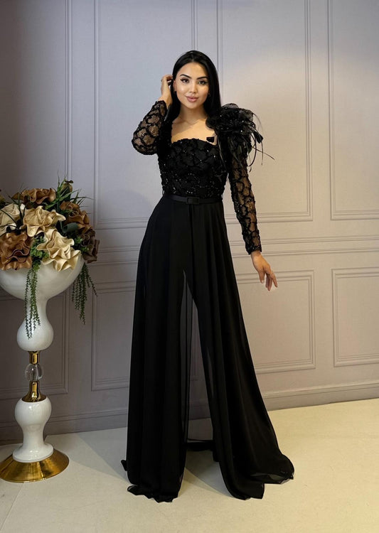 Salopetă Clara mânecă lungă voal peste pantalon și floare pe umăr