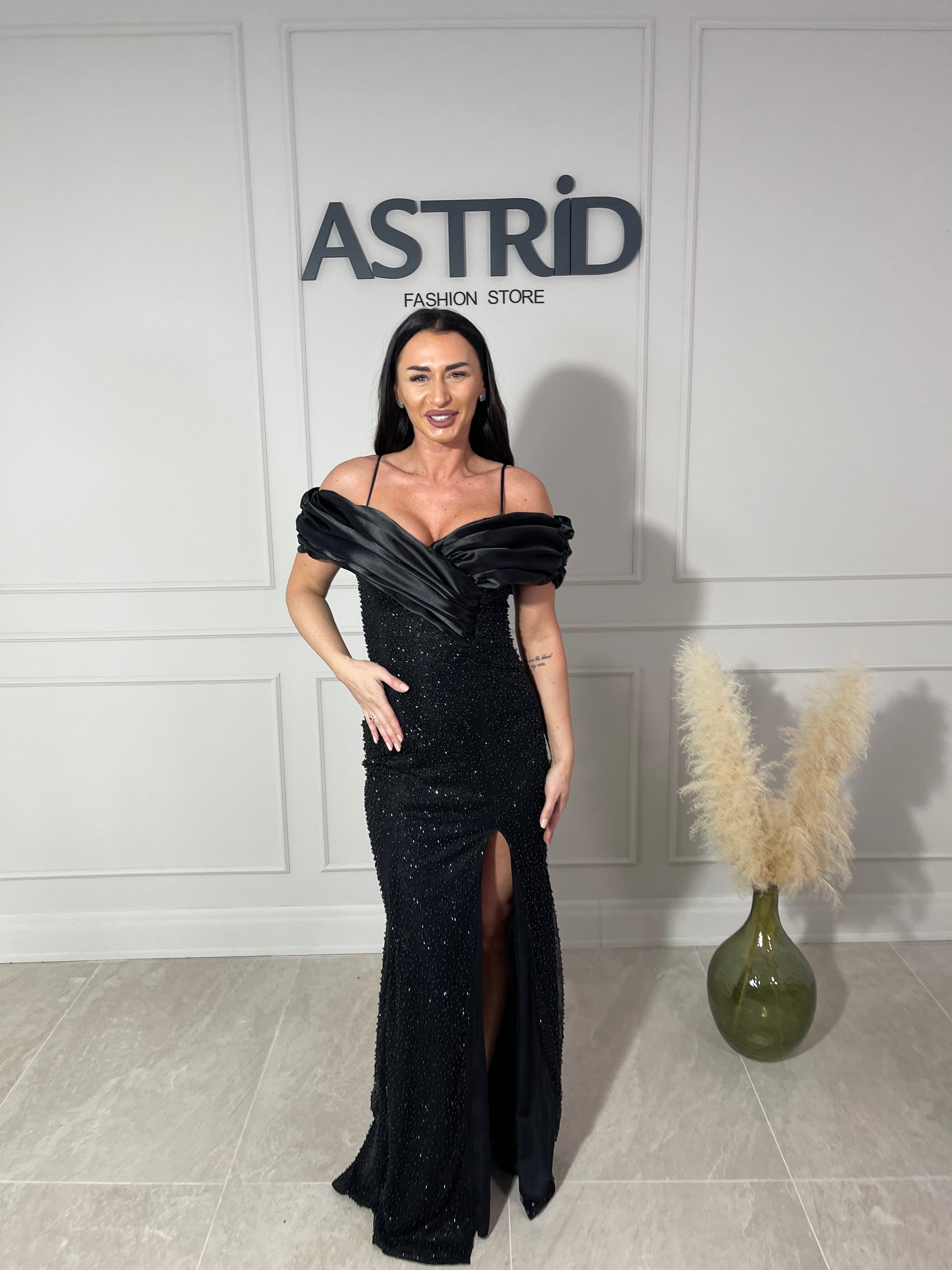 Rochie Mera lungă decolteu tip bărcuță și aplicații pietre și sclipici