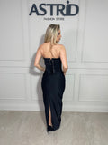 Rochie Rossa lunga, neagră, elegantă, cu bust tip corset ce evidențiază silueta.