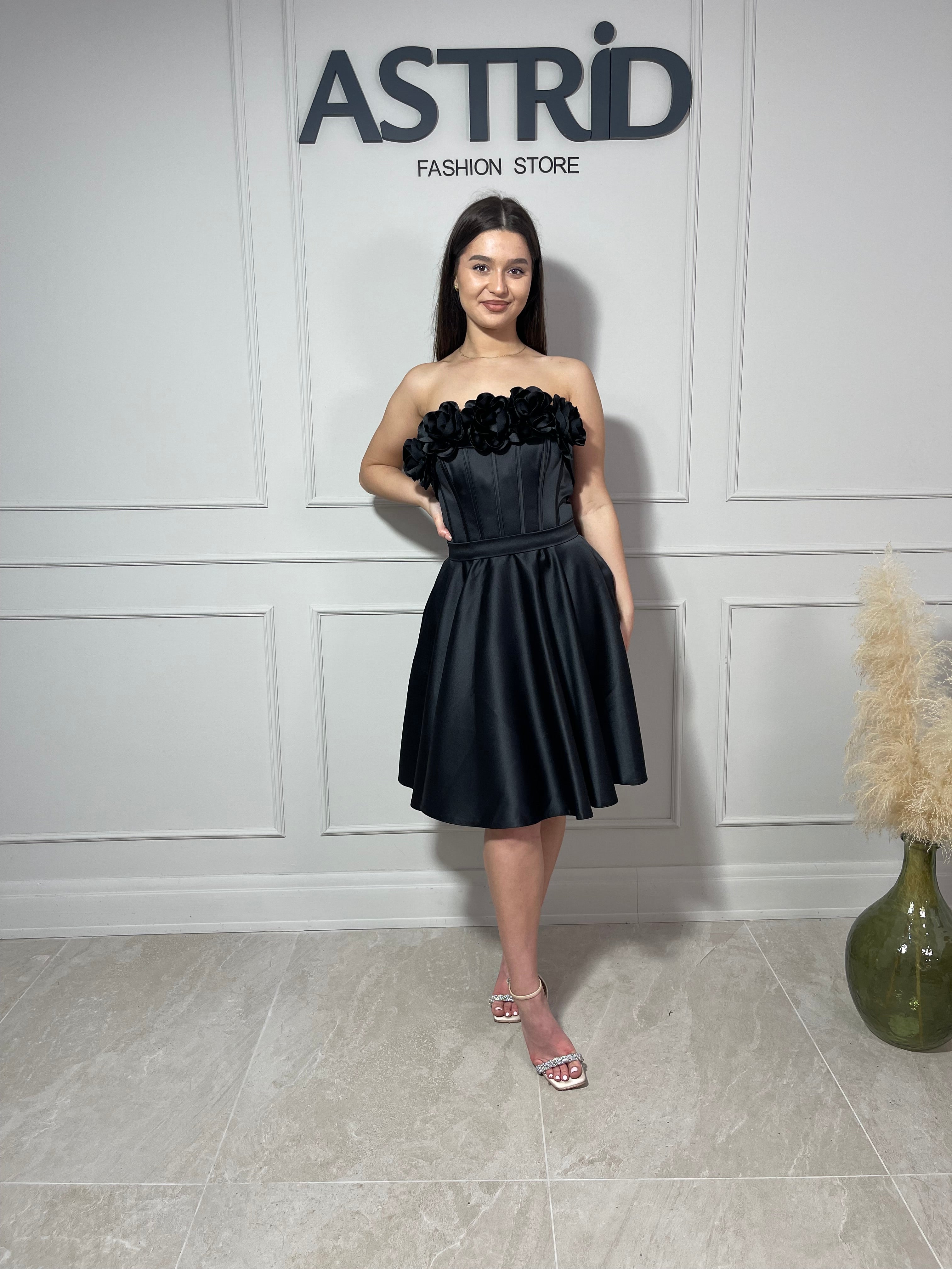 Rochie Alicia scurtă în cloș cu aplicații trandafiri la bust