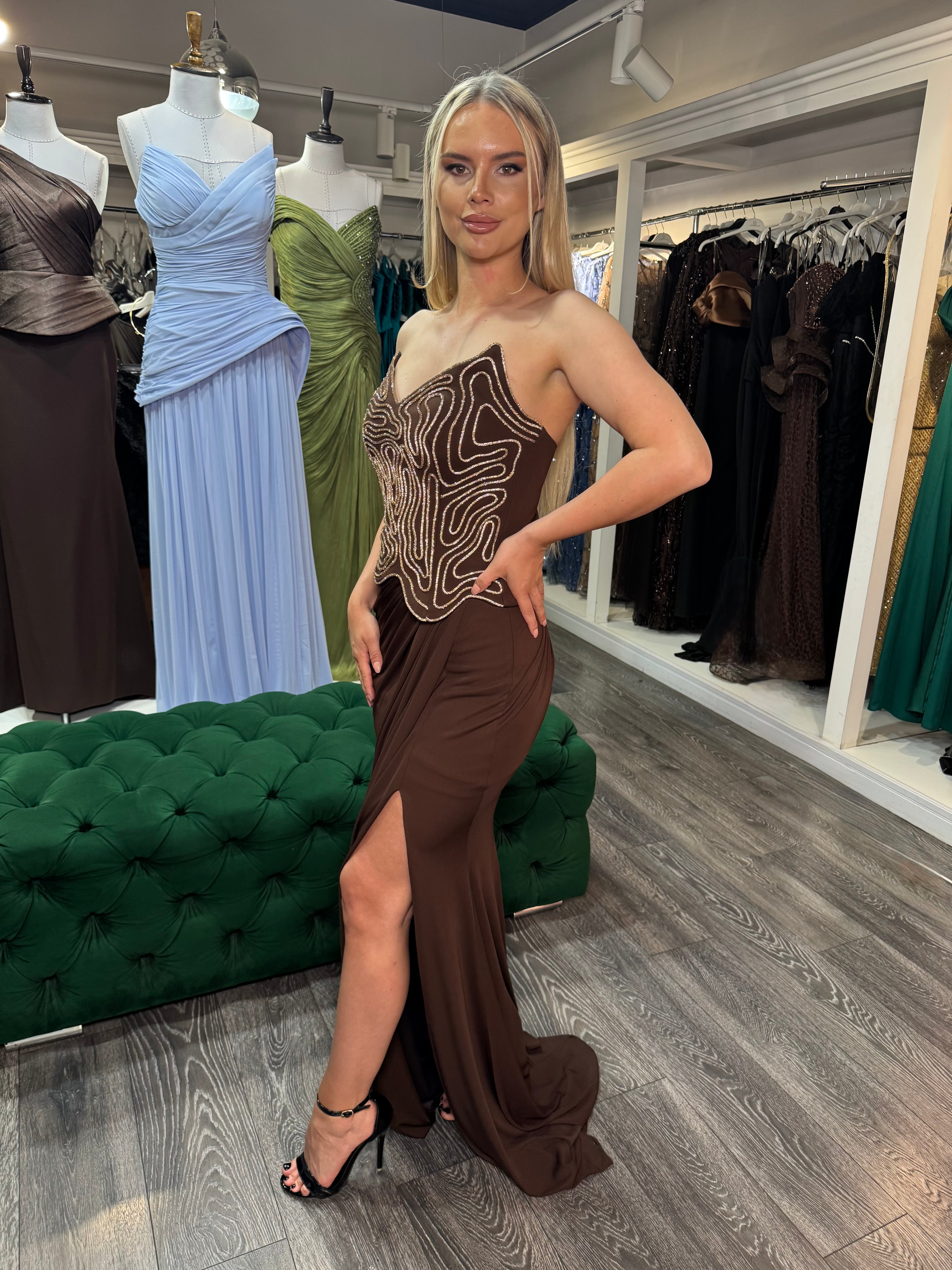 Rochie Brownie lunga cu corset insertii aurii si crapatura pe picior