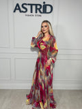 Rochie Natașa lungă, din material fluid multicoloră, ce oferă lejeritate și eleganță.