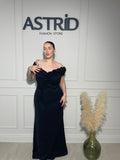 Rochie Anna neagră, elegantă cu croiala mulată ce evidențiază silueta, aplicații florale delicate.