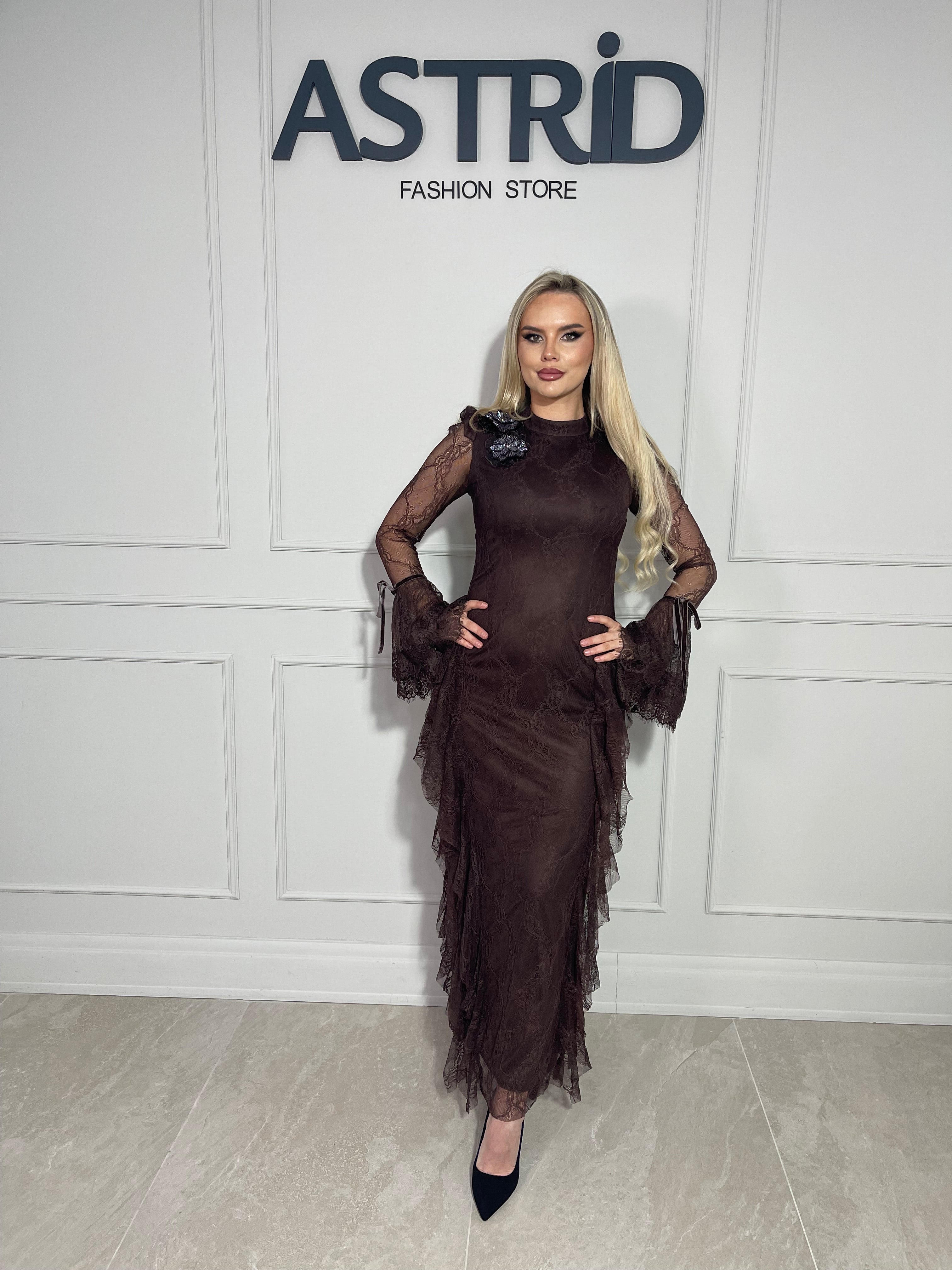 Rochie Aylin lunga din dantela cu accesorii florale la gat si maneca evazate