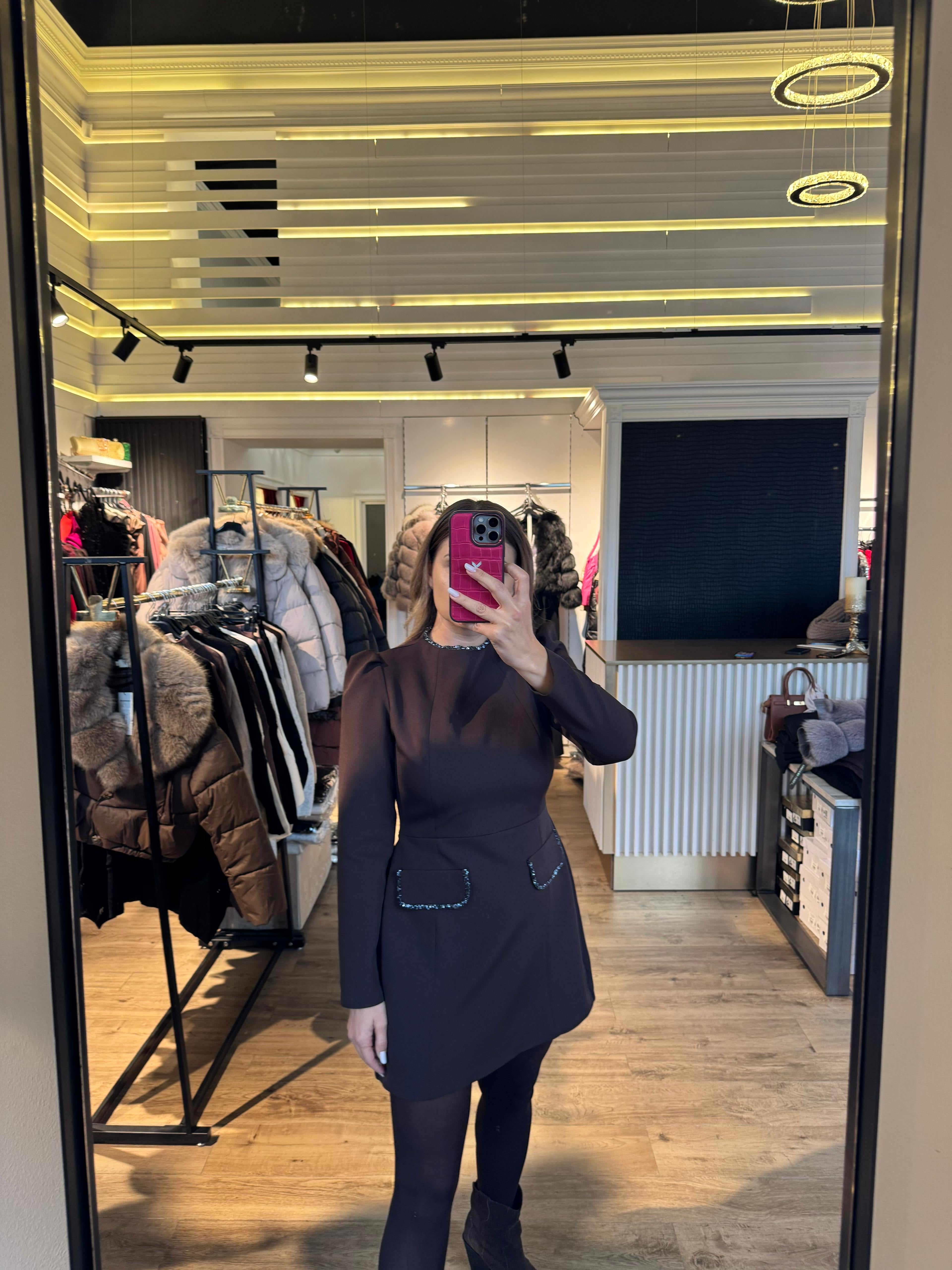 Rochie Nora scurtă cu buzunare și aplicații pietre