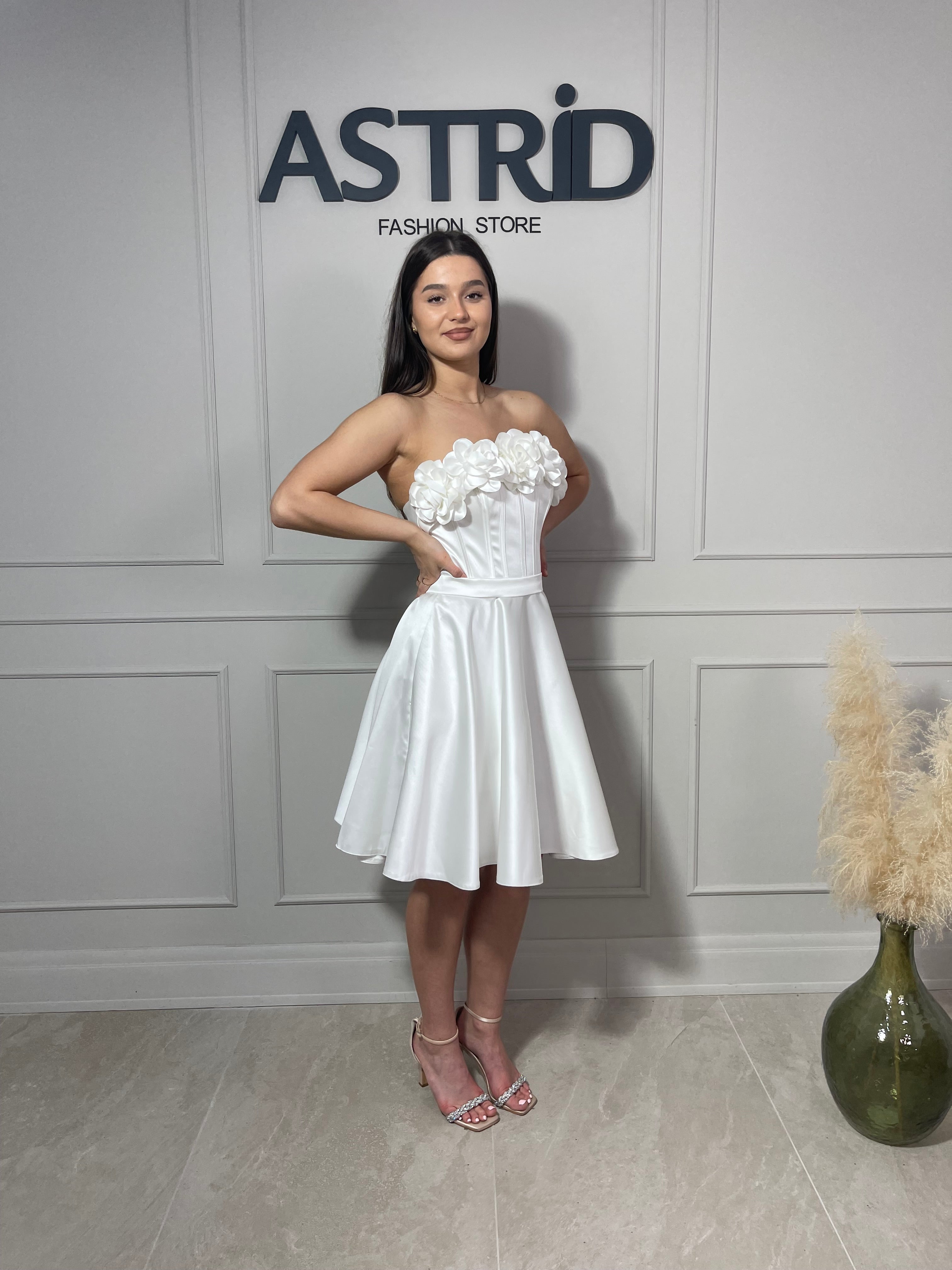 Rochie Alicia scurtă în cloș cu aplicații trandafiri la bust