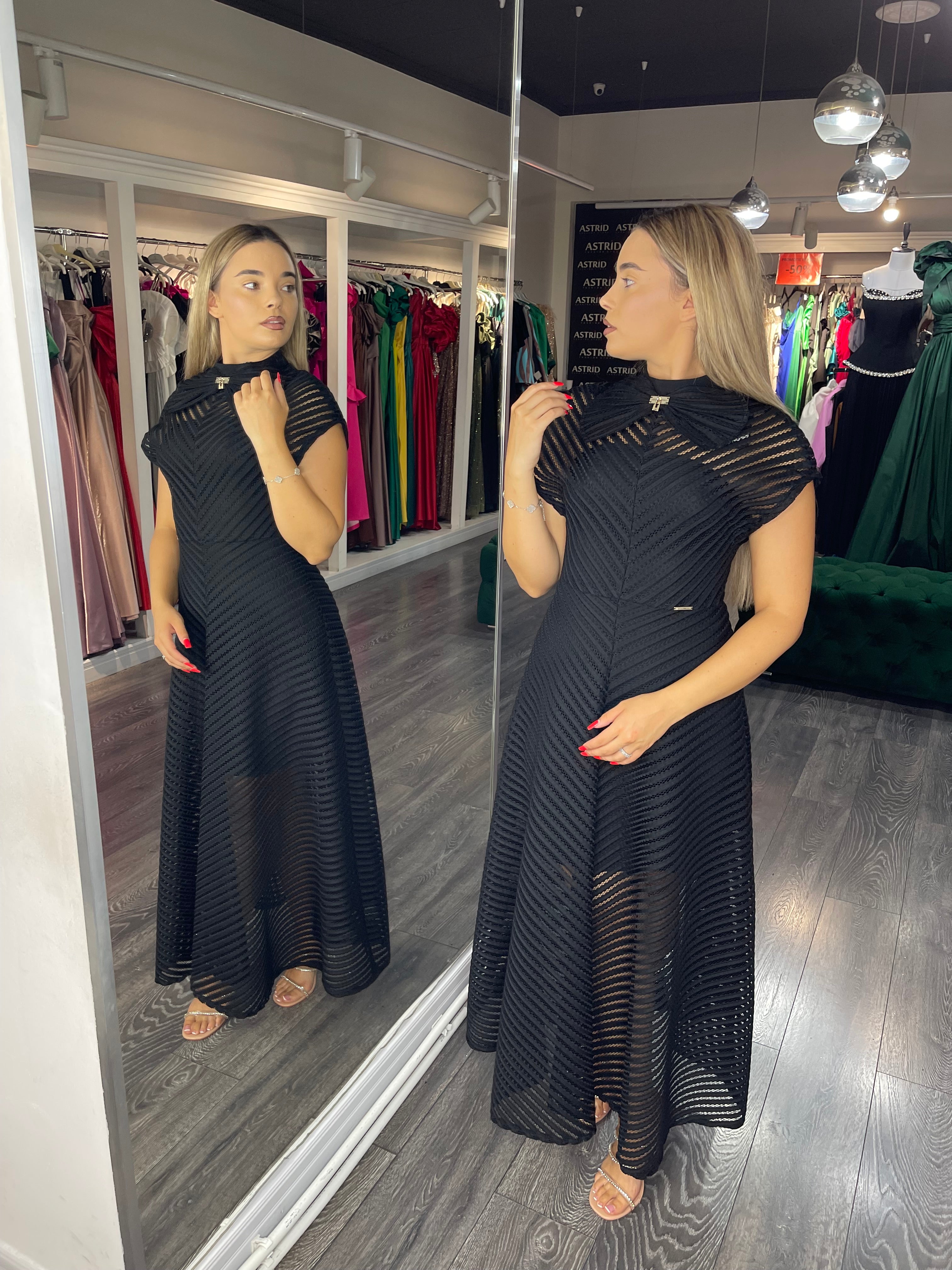 Rochie Olga midi neagră în cloș cu funda la gât