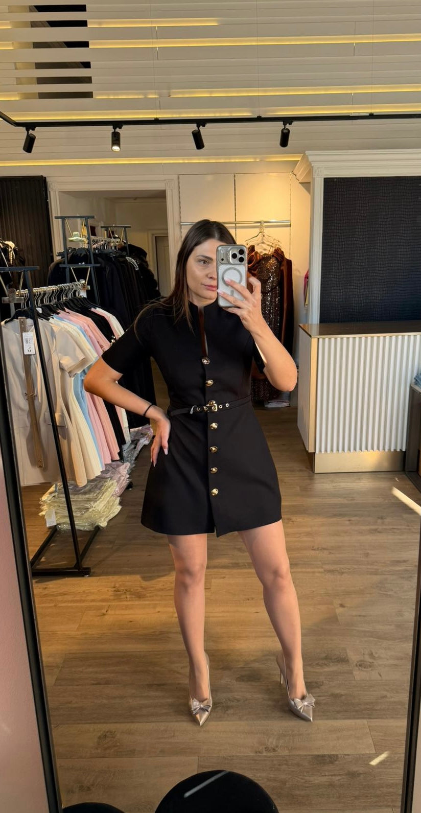 Rochie Clara în cloș cu nasturi aurii și curea în talie