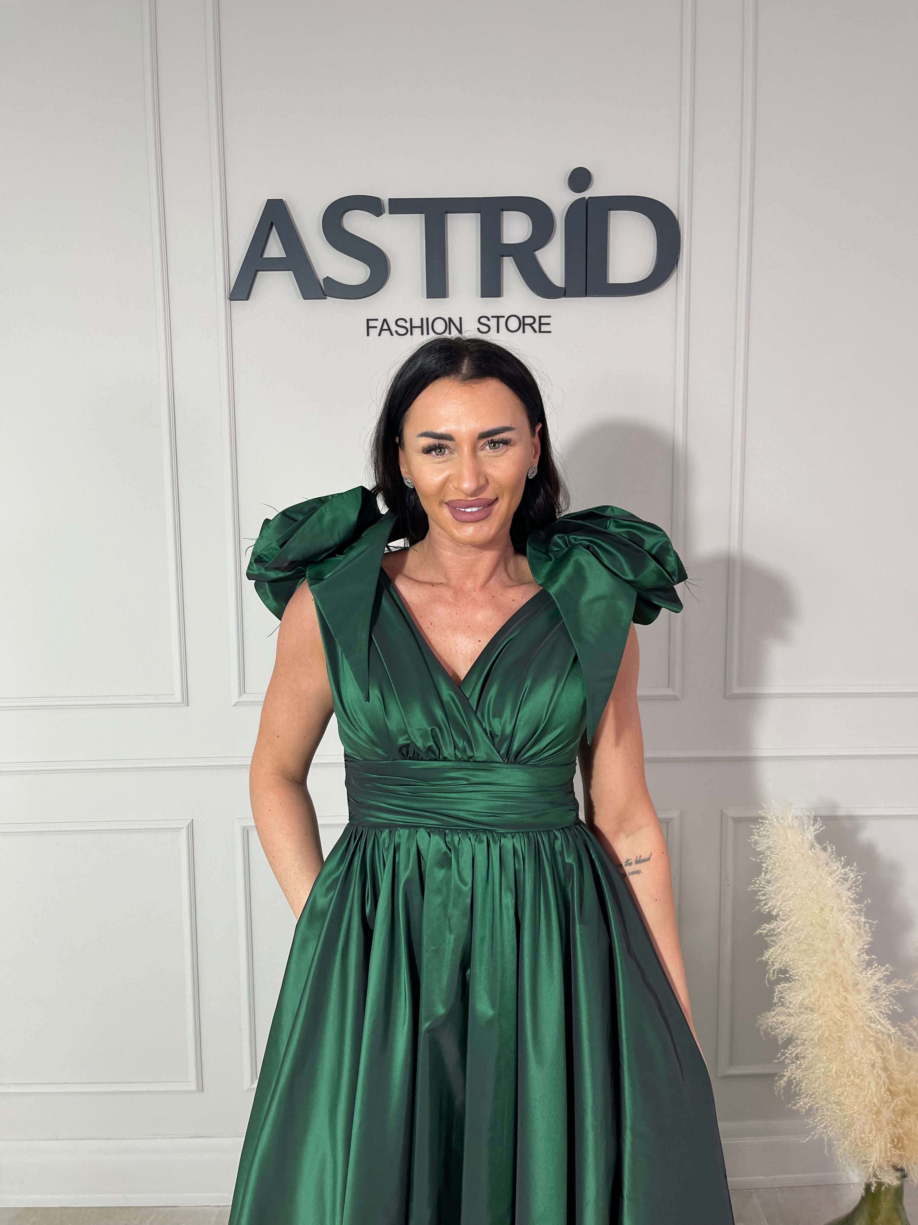 Rochie Olivia lungă din tafta cu buzunare și flori pe umăr