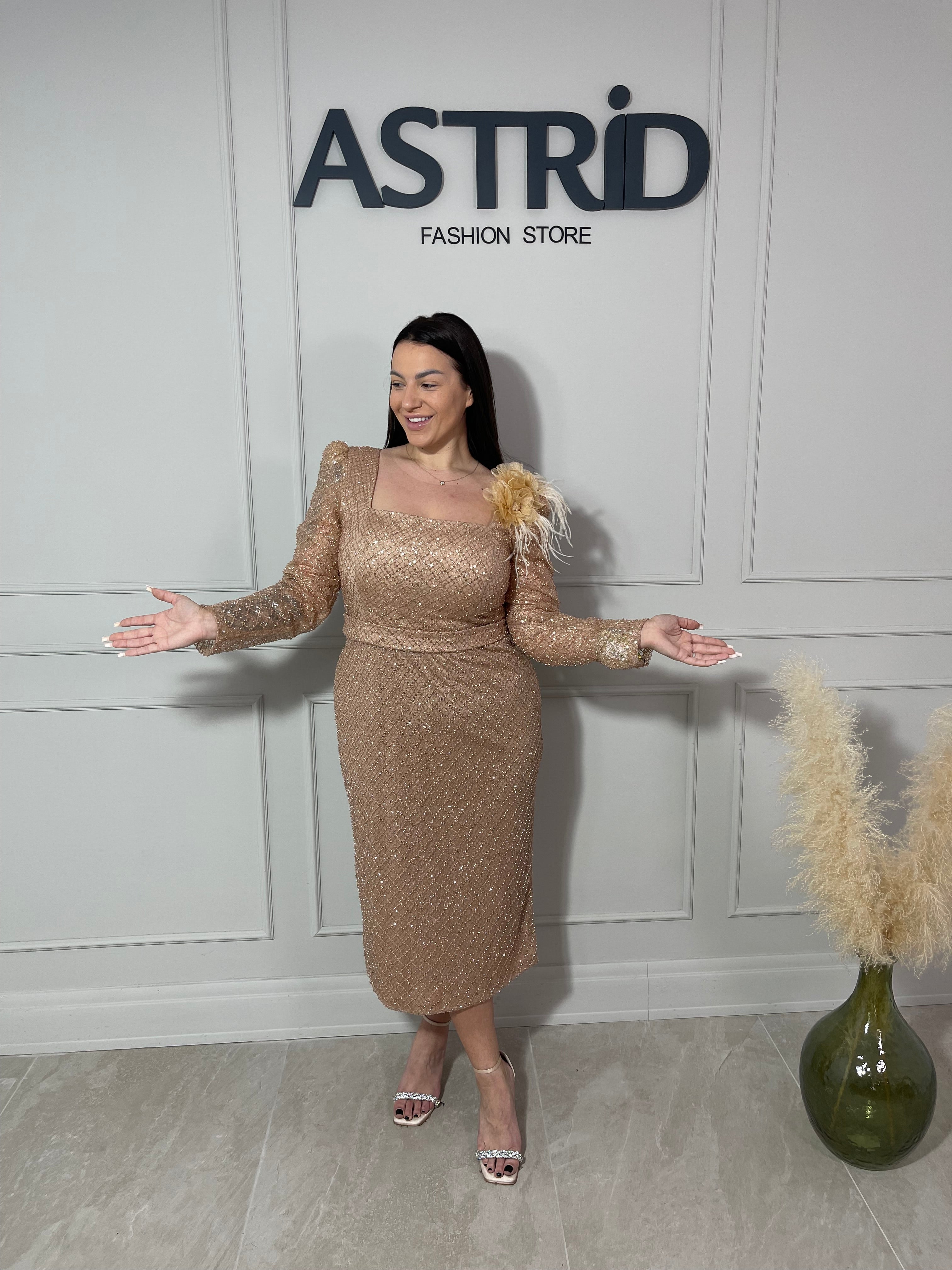 Rochie Sabrina midi cu mânecă lungă aplicații paiete și floare pe umăr