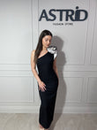 Rochie Kleo lungă pe un umăr cu accesoriu floare