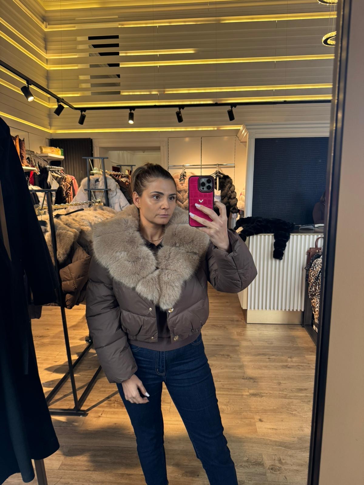 Geaca Eveline scurtă cu elastic în talie și blană la gât