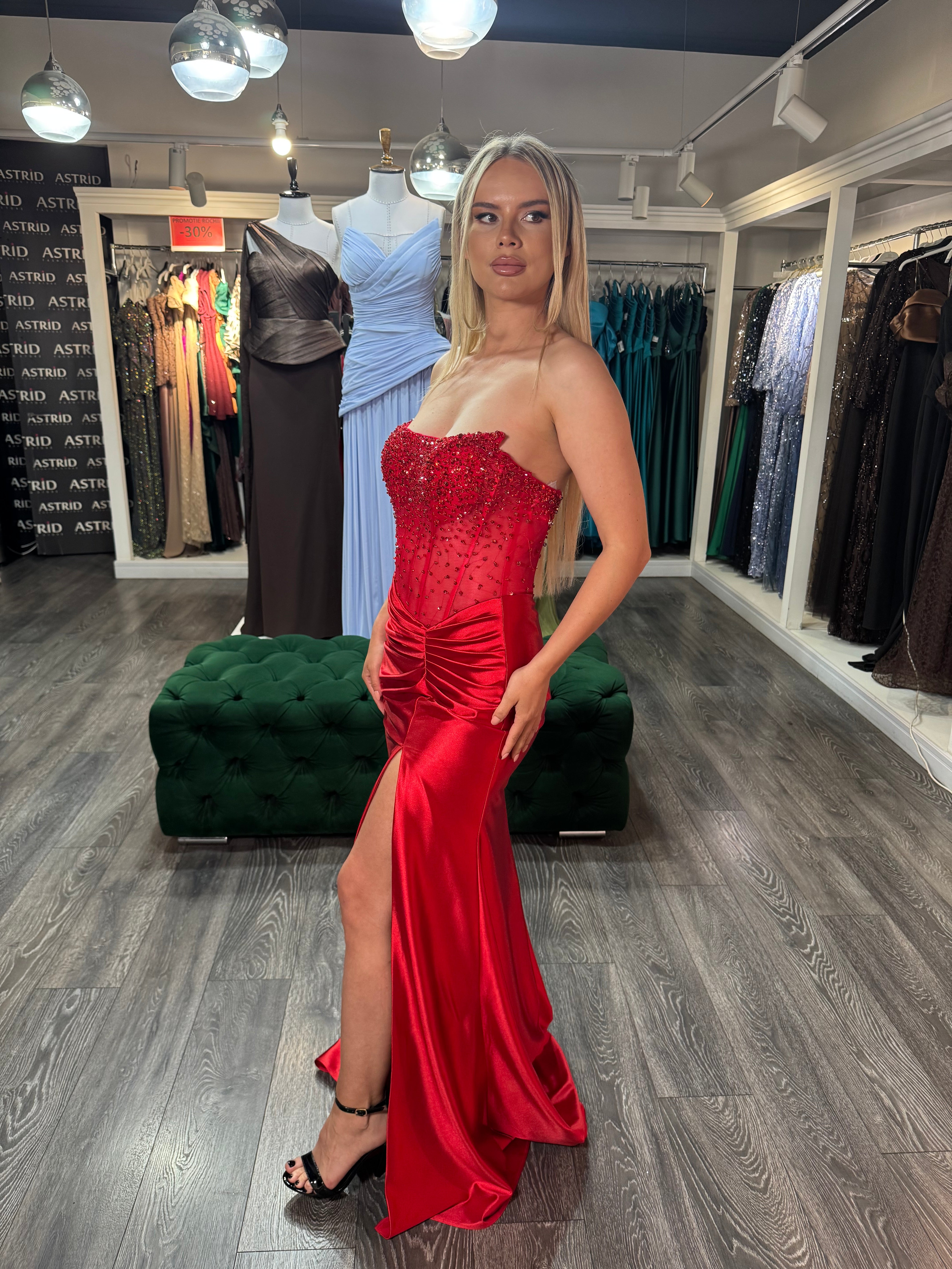 Rochie Redis lunga rosie din licra cu corset din pietre si perle