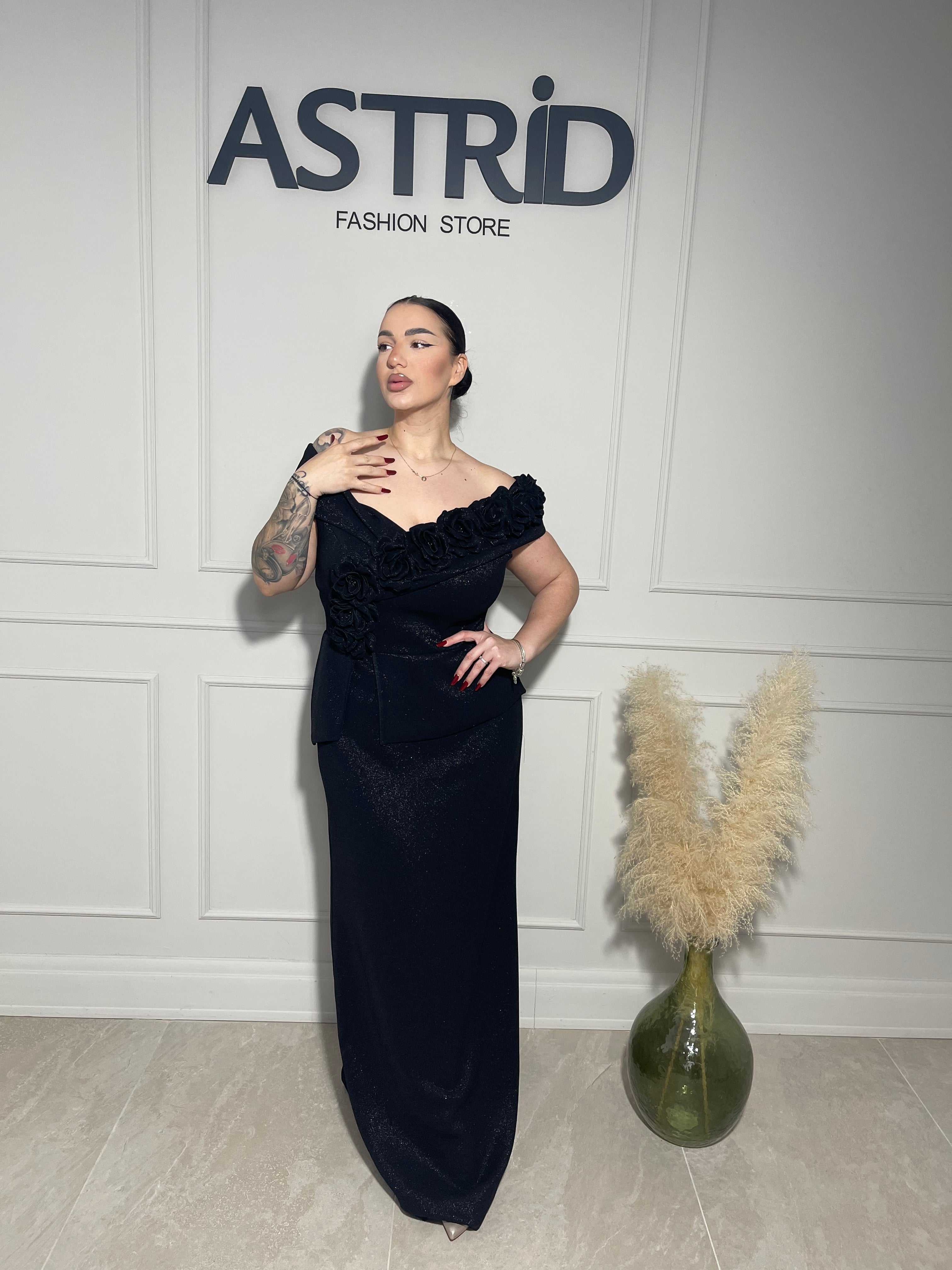 Rochie Anna neagră, elegantă cu croiala mulată ce evidențiază silueta, aplicații florale delicate.