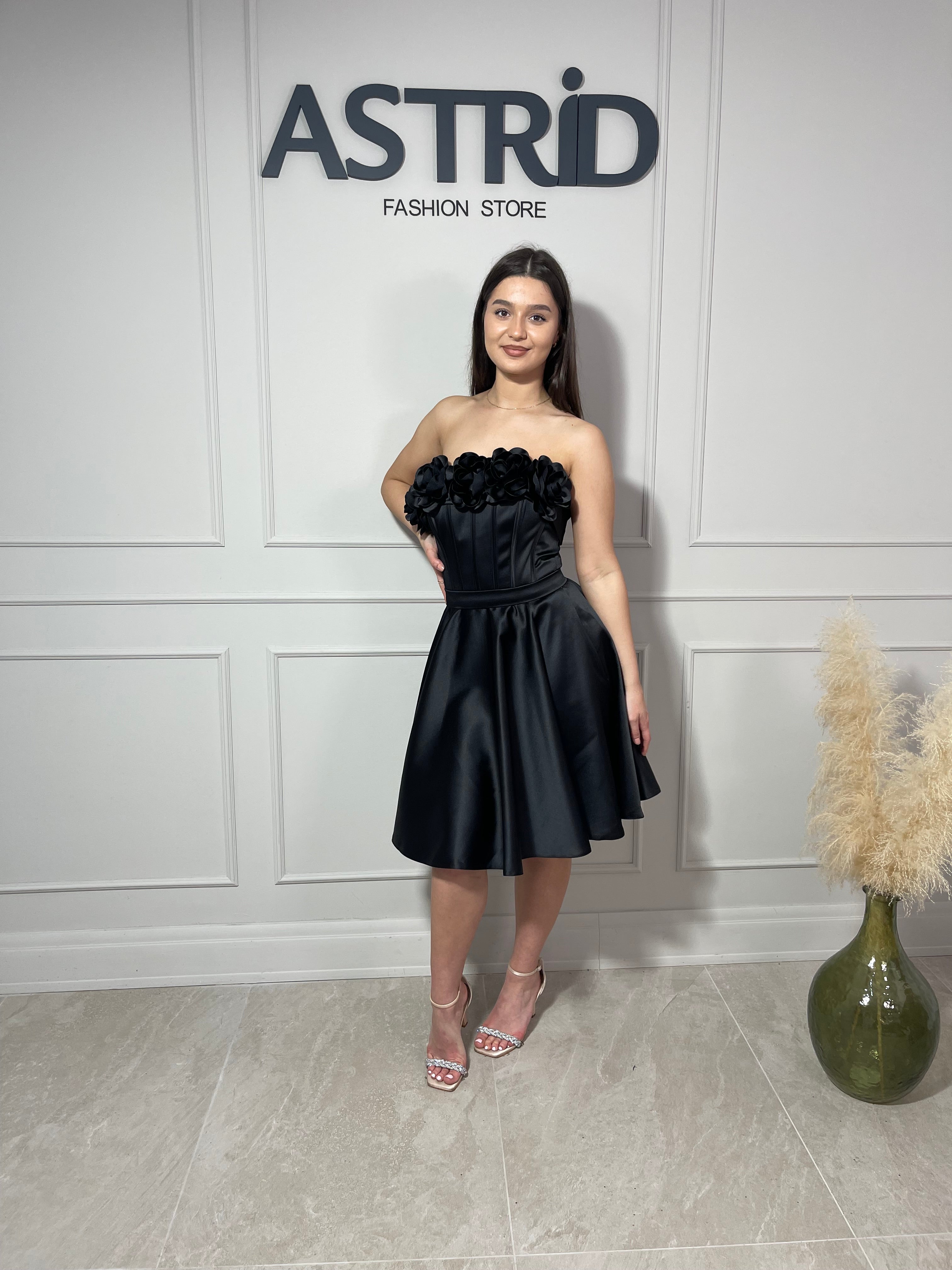 Rochie Alicia scurtă în cloș cu aplicații trandafiri la bust