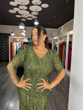 Rochie Scarlett lungă pe corp cu mânecă lungă aplicații sclipici și pietre trenă laterală