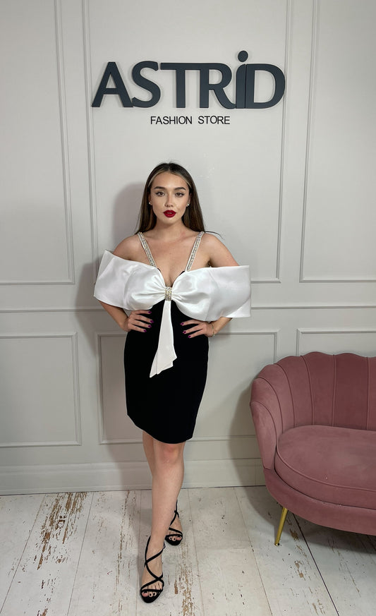 Rochie Dorothy scurtă cu funda albă la piept și bretele cu pietre