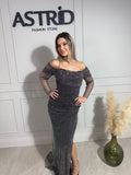 Rochie Paulis lunga cu crapatura pe picior si maneci lungi