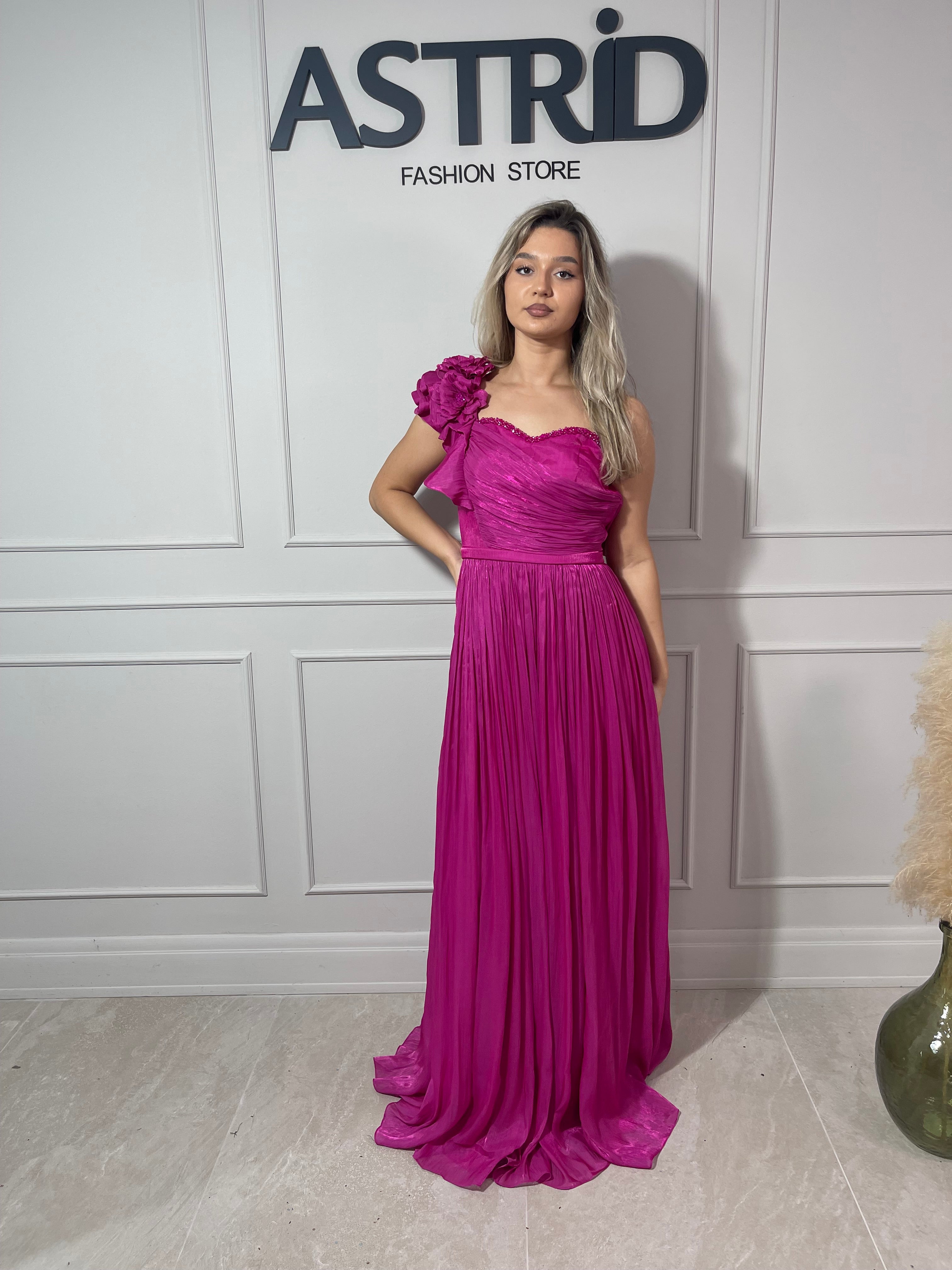 Rochie Ella lungă din voal plisată pe un umăr accesorizata cu flori