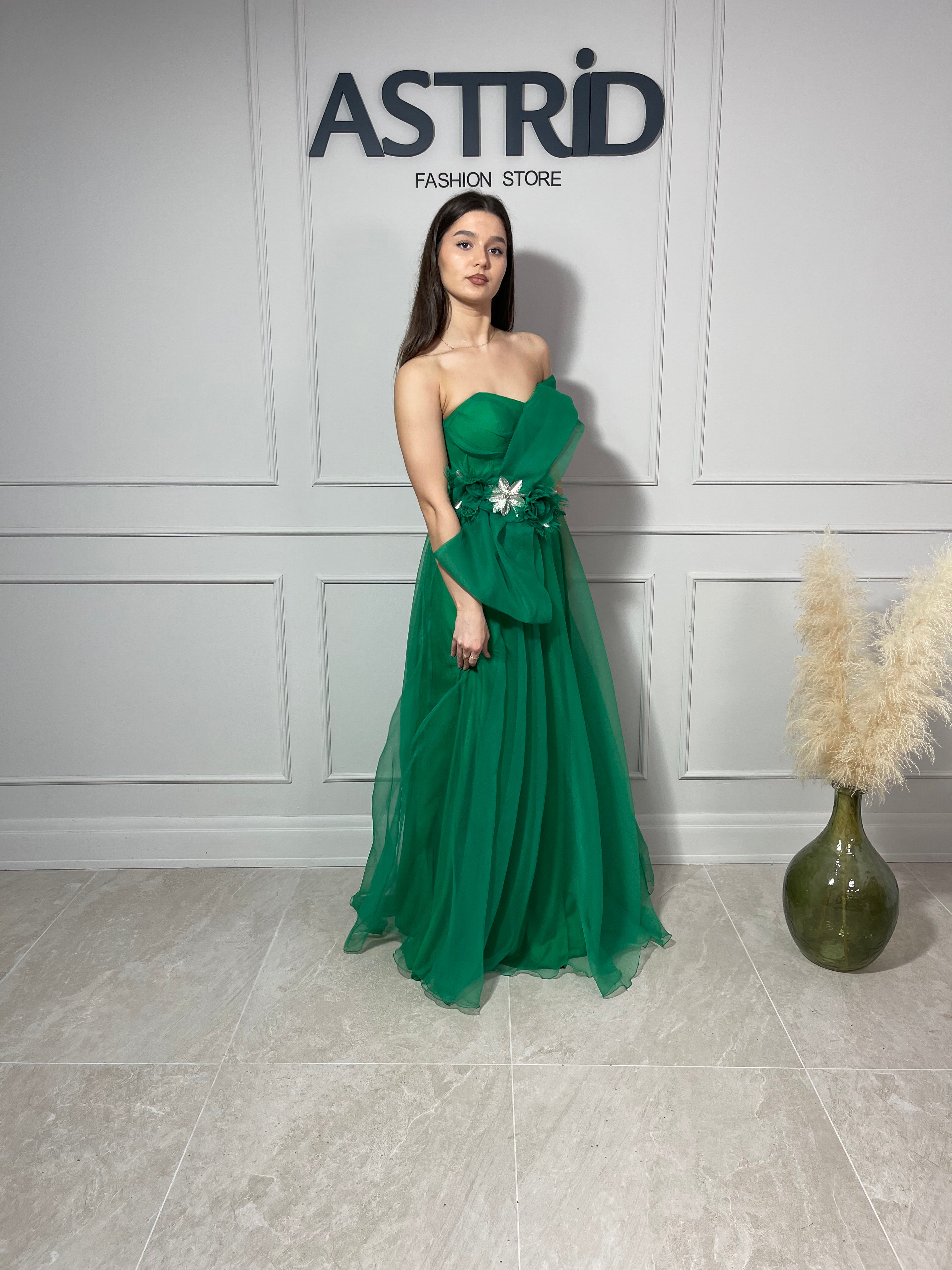 Rochie Aimme lungă din tiul pe un umăr crăpătură pe picior și accesoriu floare în talie