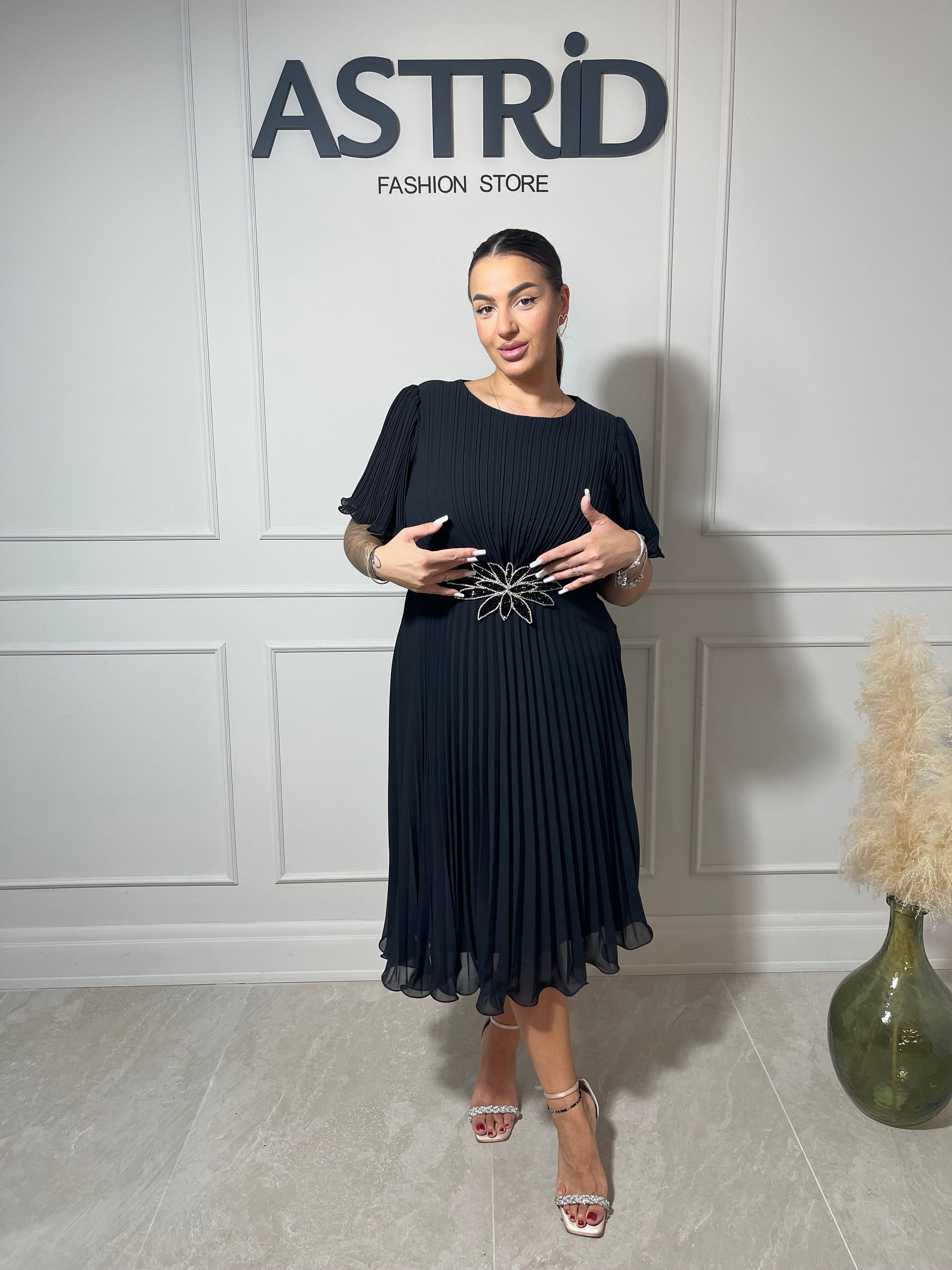 Rochie Luna plisată neagră cu mânecă clopot și pietre în talie