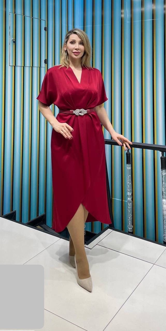 Rochie Yolanda midi curea în talie și crăpătură în față