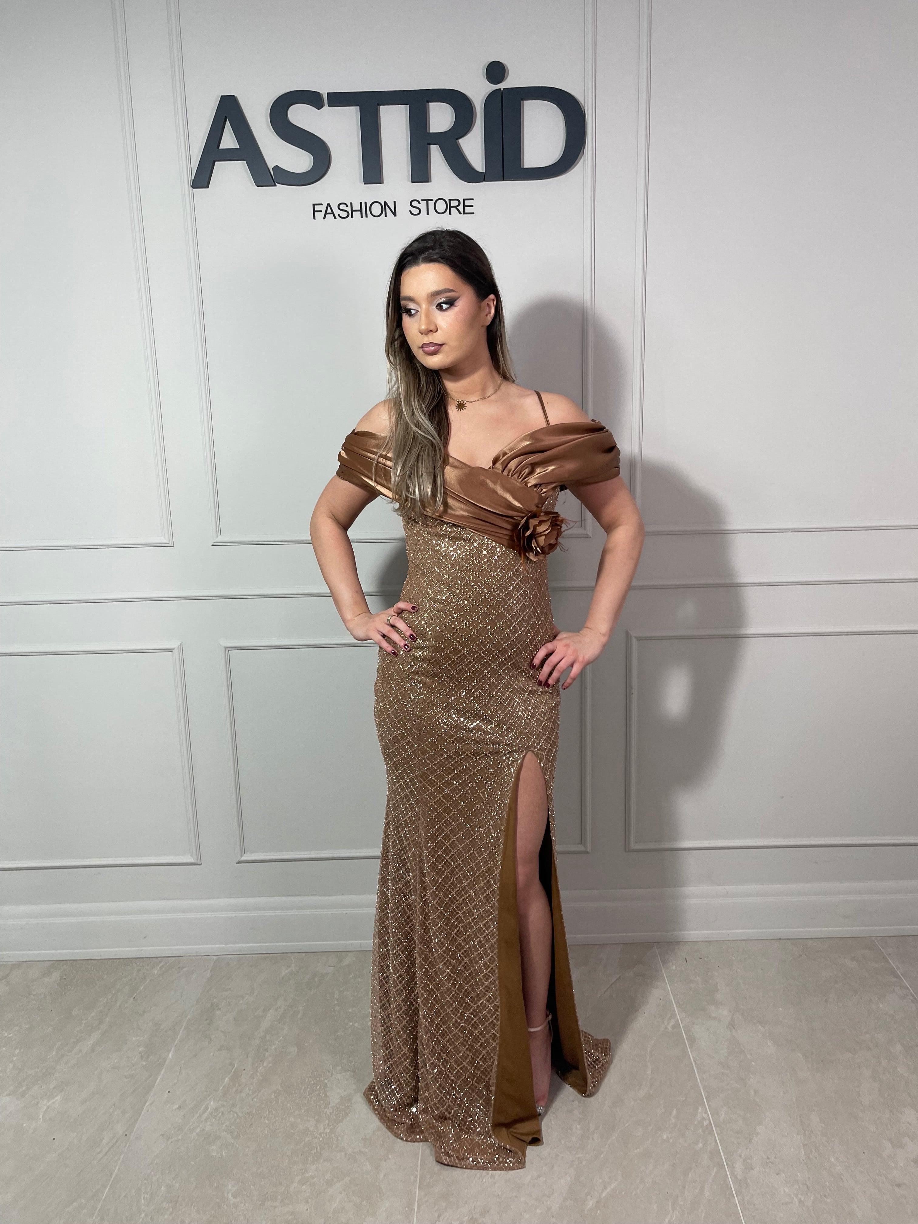 Rochie Beth lungă umeri căzuți aplicații paiete