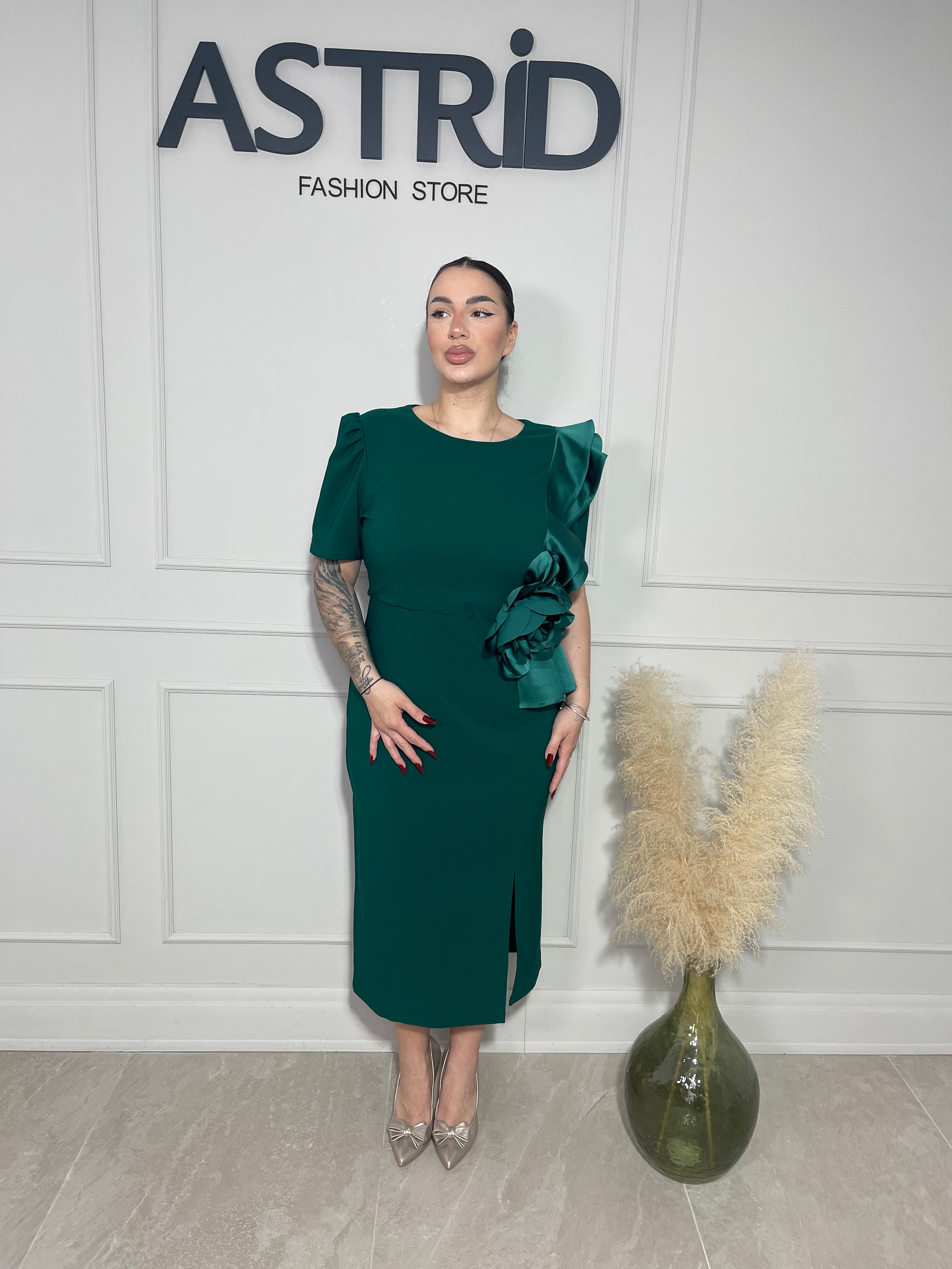 Rochie Kari midi disponibilă în două variante de culoare, verde intens și negru clasic.
