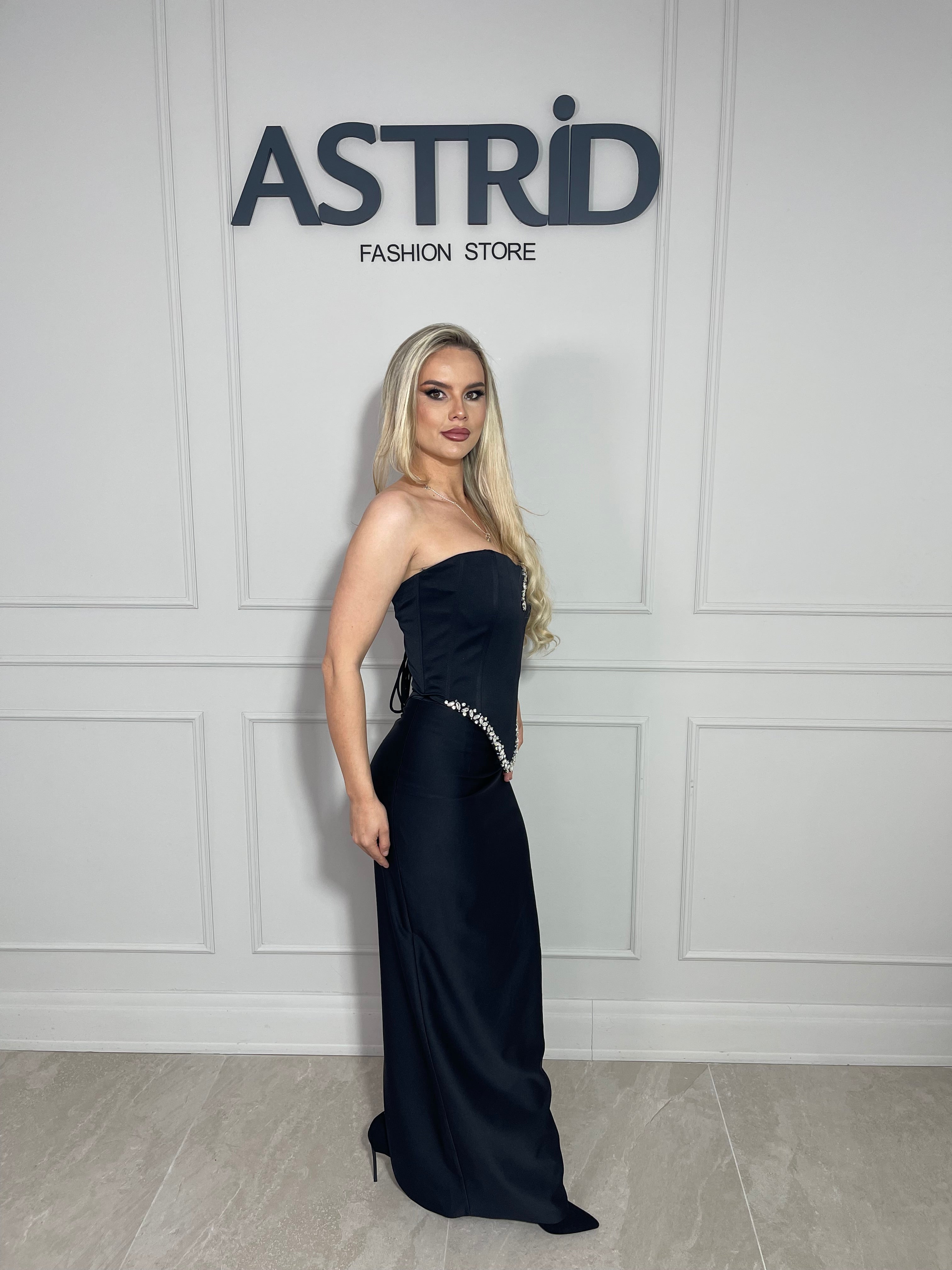 Rochie Rossa lunga, neagră, elegantă, cu bust tip corset ce evidențiază silueta.