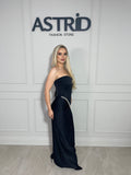 Rochie Rossa lunga, neagră, elegantă, cu bust tip corset ce evidențiază silueta.