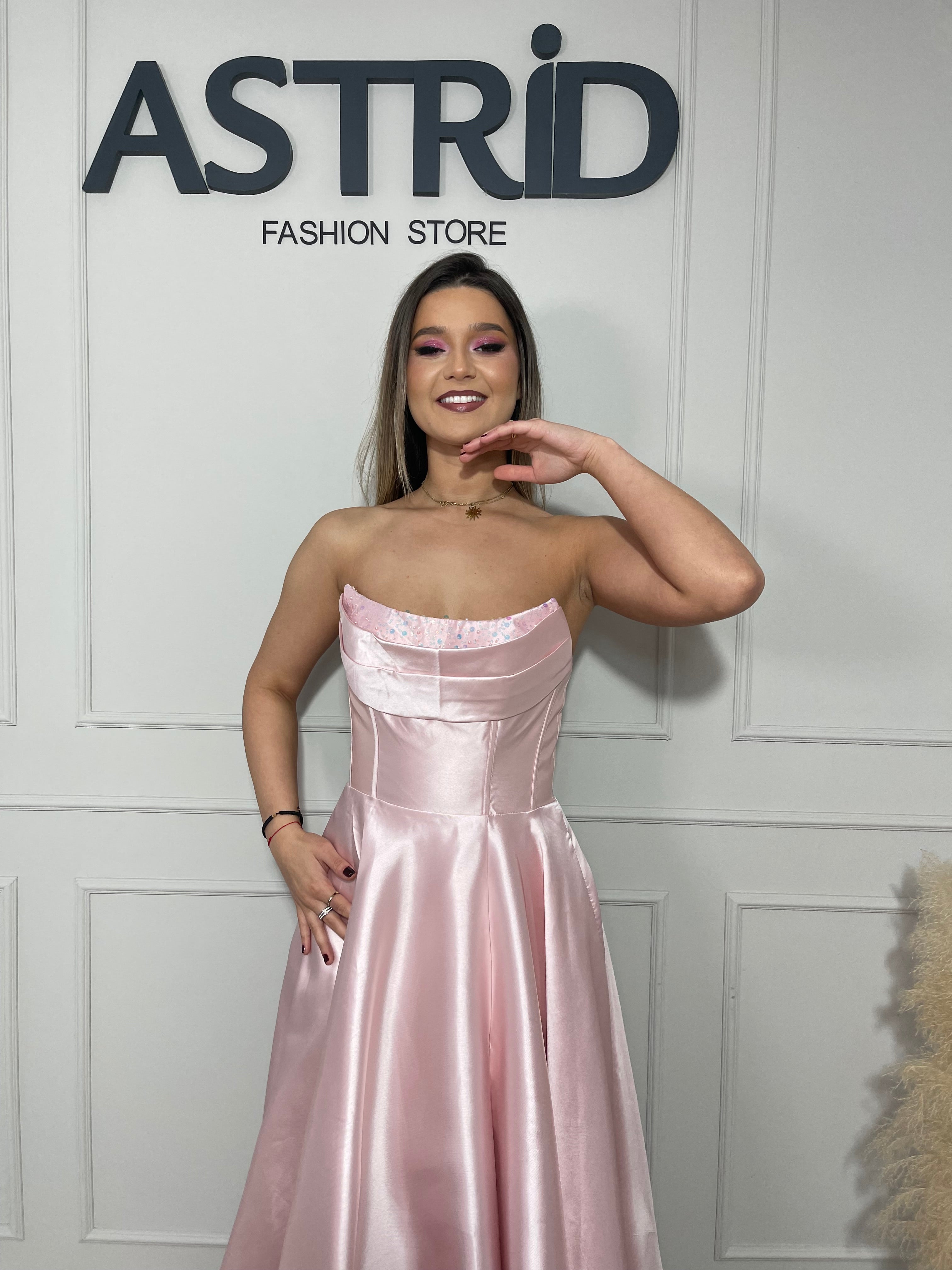 Rochie Karla, lungă din tafta, cu croială amplă și bust decorat cu aplicații strălucitoare, ideală pentru un look elegant și rafinat