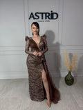 Rochie Scarlett lungă pe corp cu mânecă lungă aplicații sclipici și pietre trenă laterală