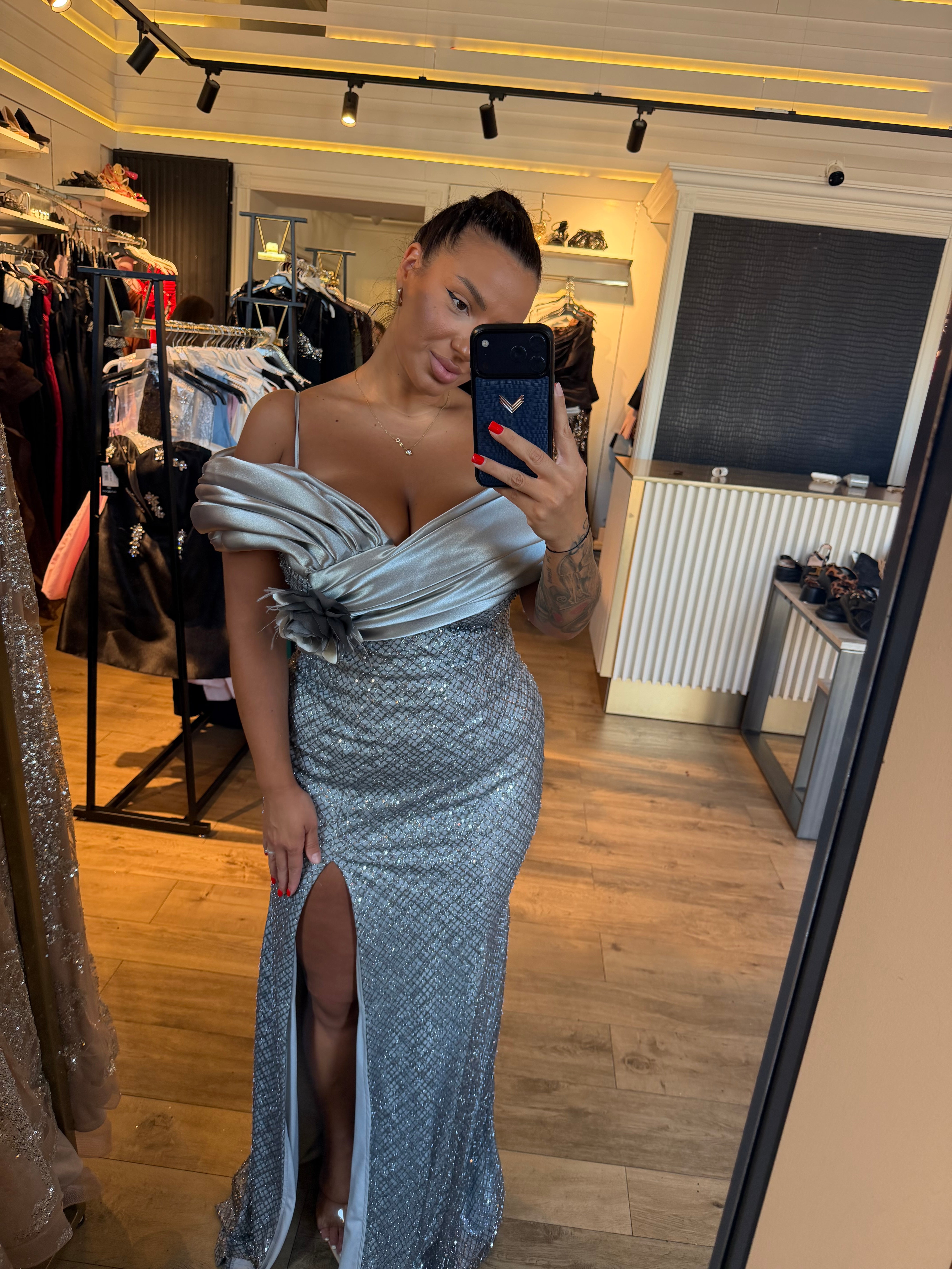 Rochie Silver lunga cu aplicatii pietre si perle cu maneci tip barcuta