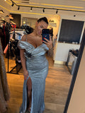 Rochie Silver lunga cu aplicatii pietre si perle cu maneci tip barcuta