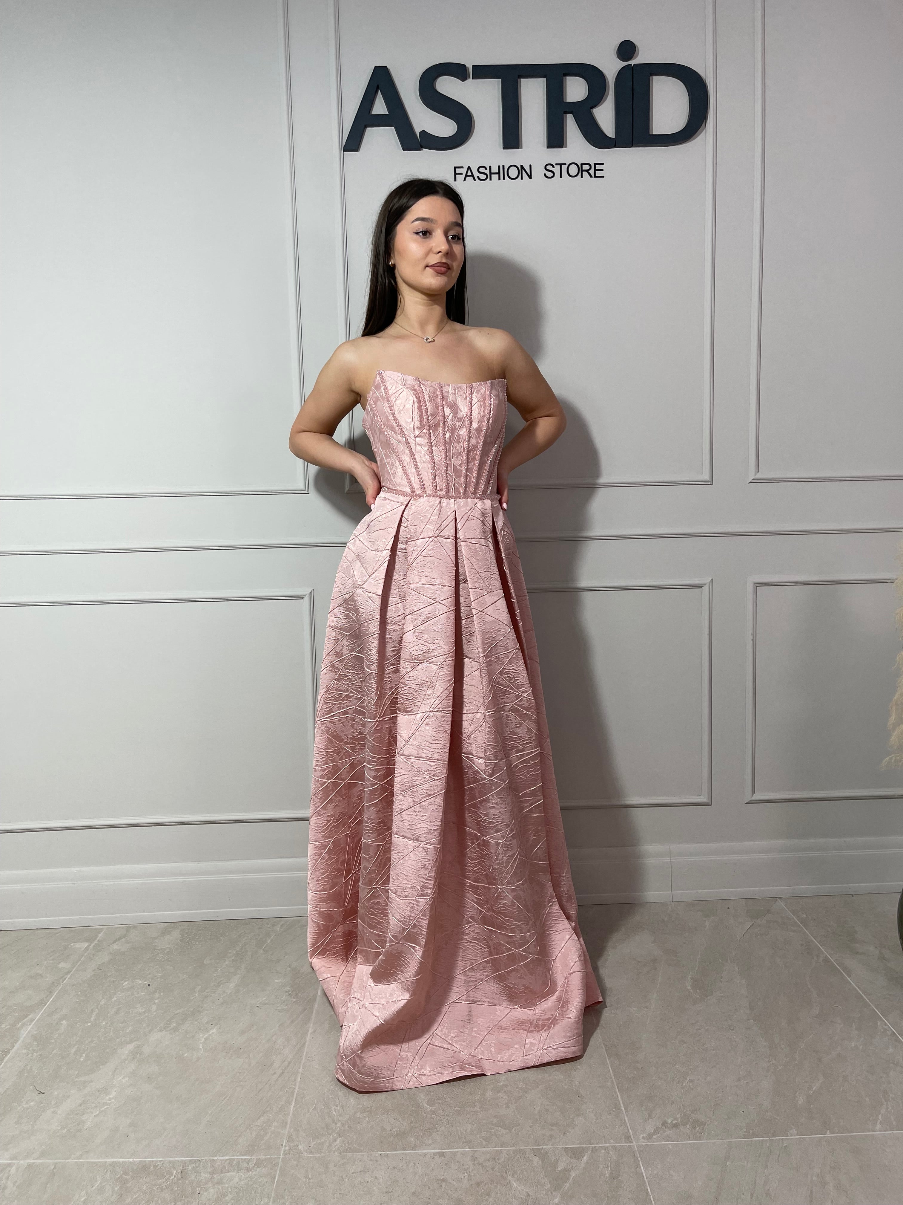 Rochie Leila lungă tip corset aplicații pietre la bust și crăpătură pe picior