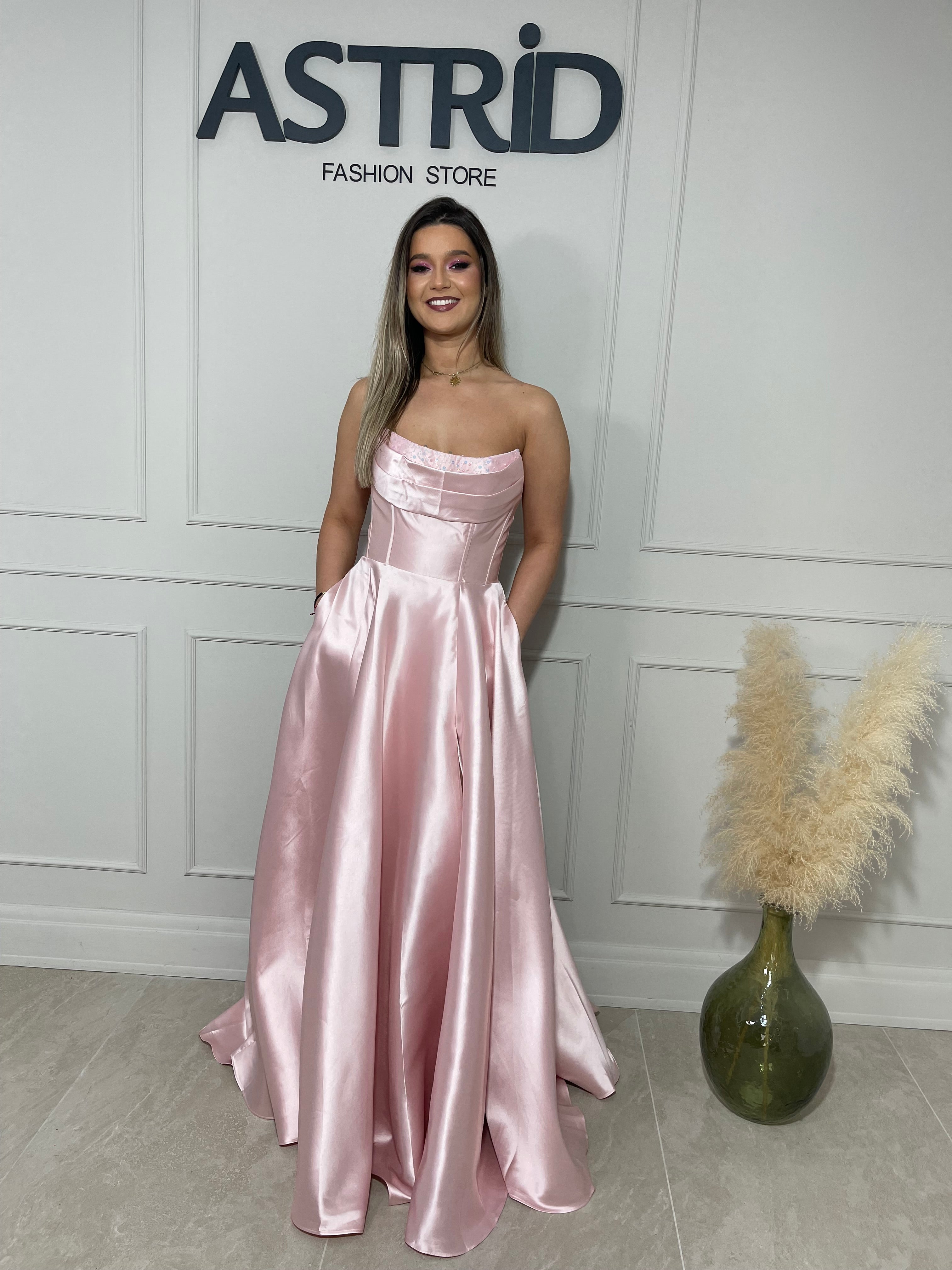 Rochie Karla, lungă din tafta, cu croială amplă și bust decorat cu aplicații strălucitoare, ideală pentru un look elegant și rafinat