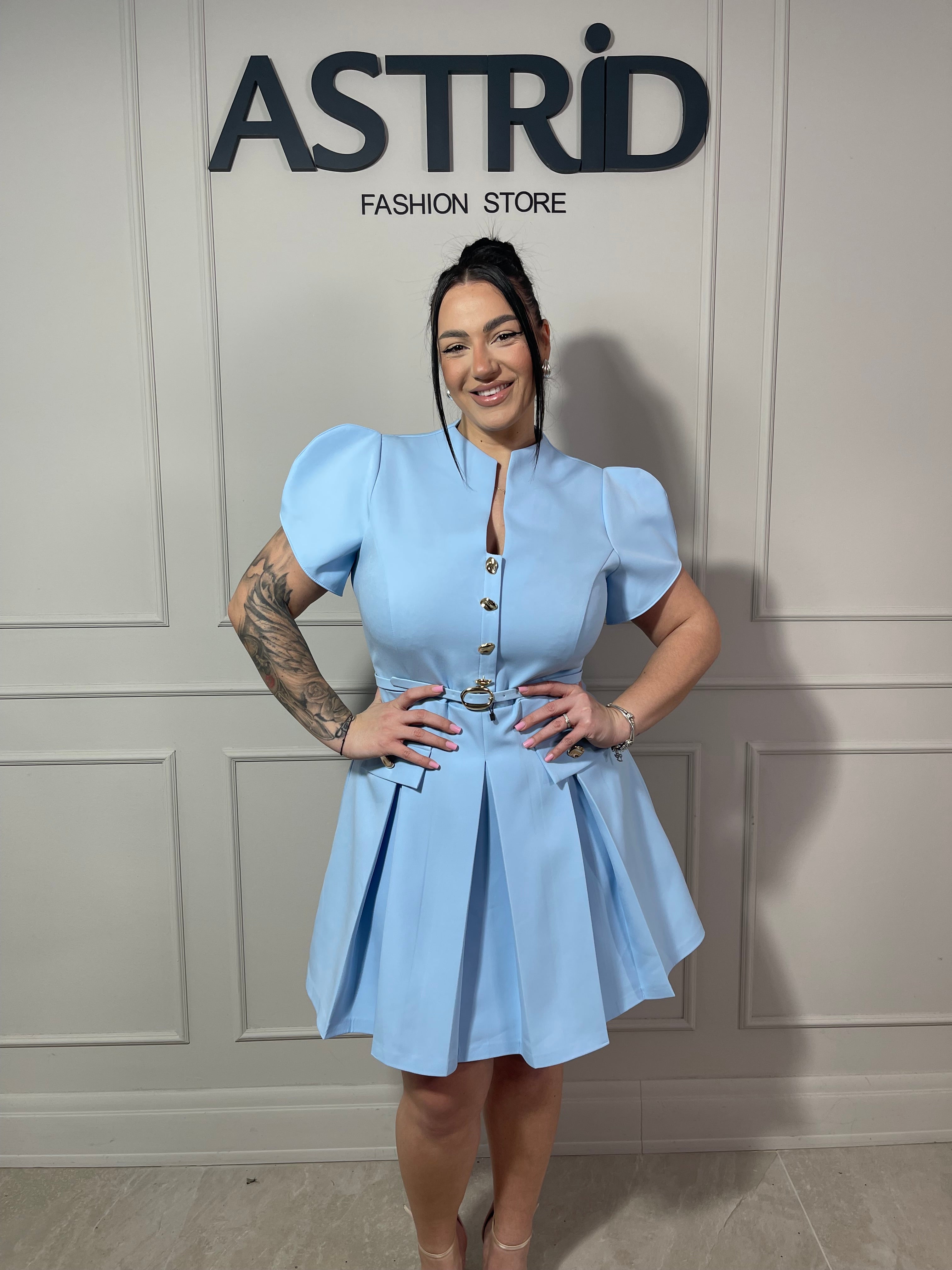 Rochie Shara scurtă în cloș cu nasturi aurii și curea în talie