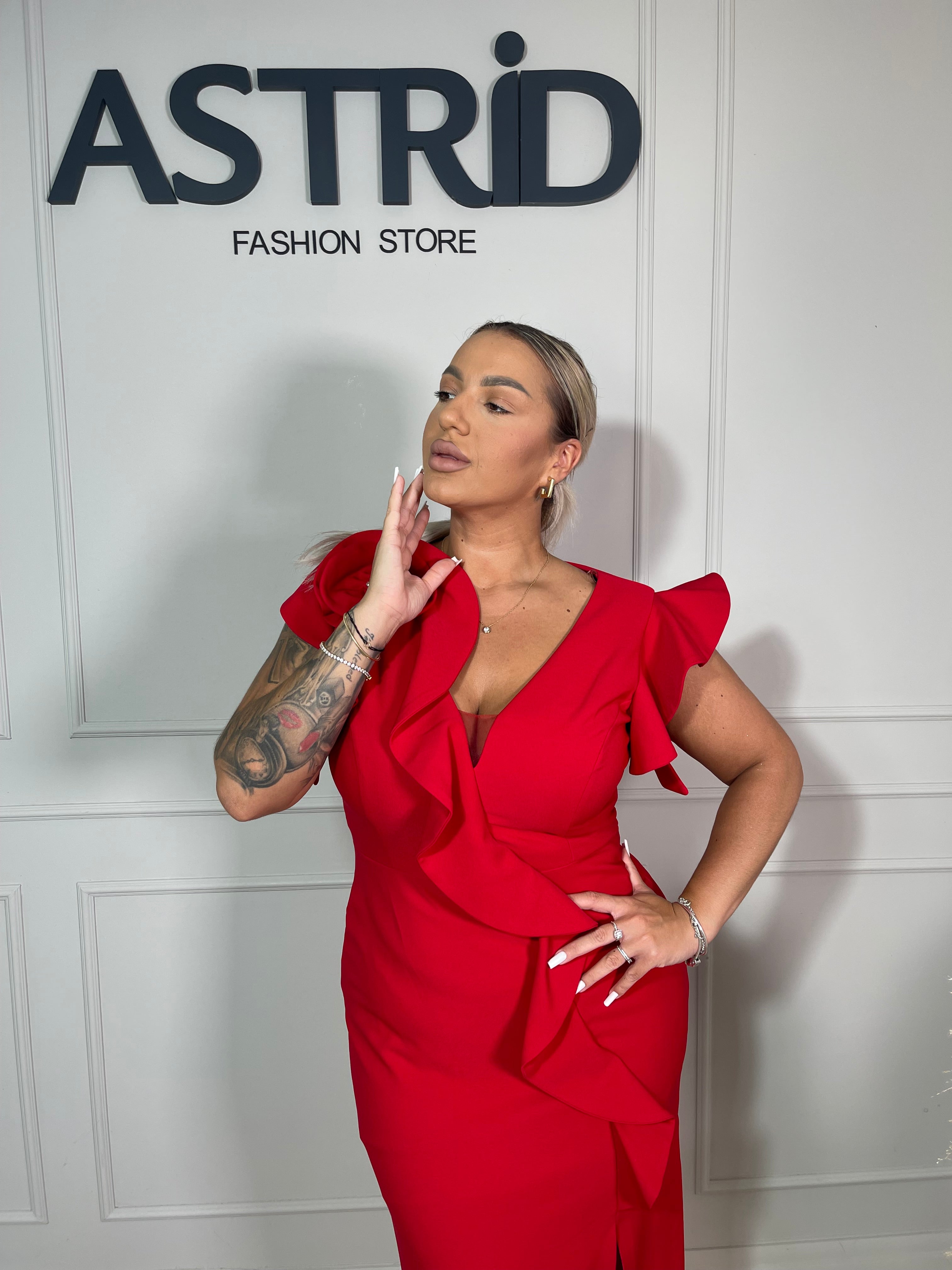 Rochie Anabela midi accesorizata cu volanase și crăpătură pe picior