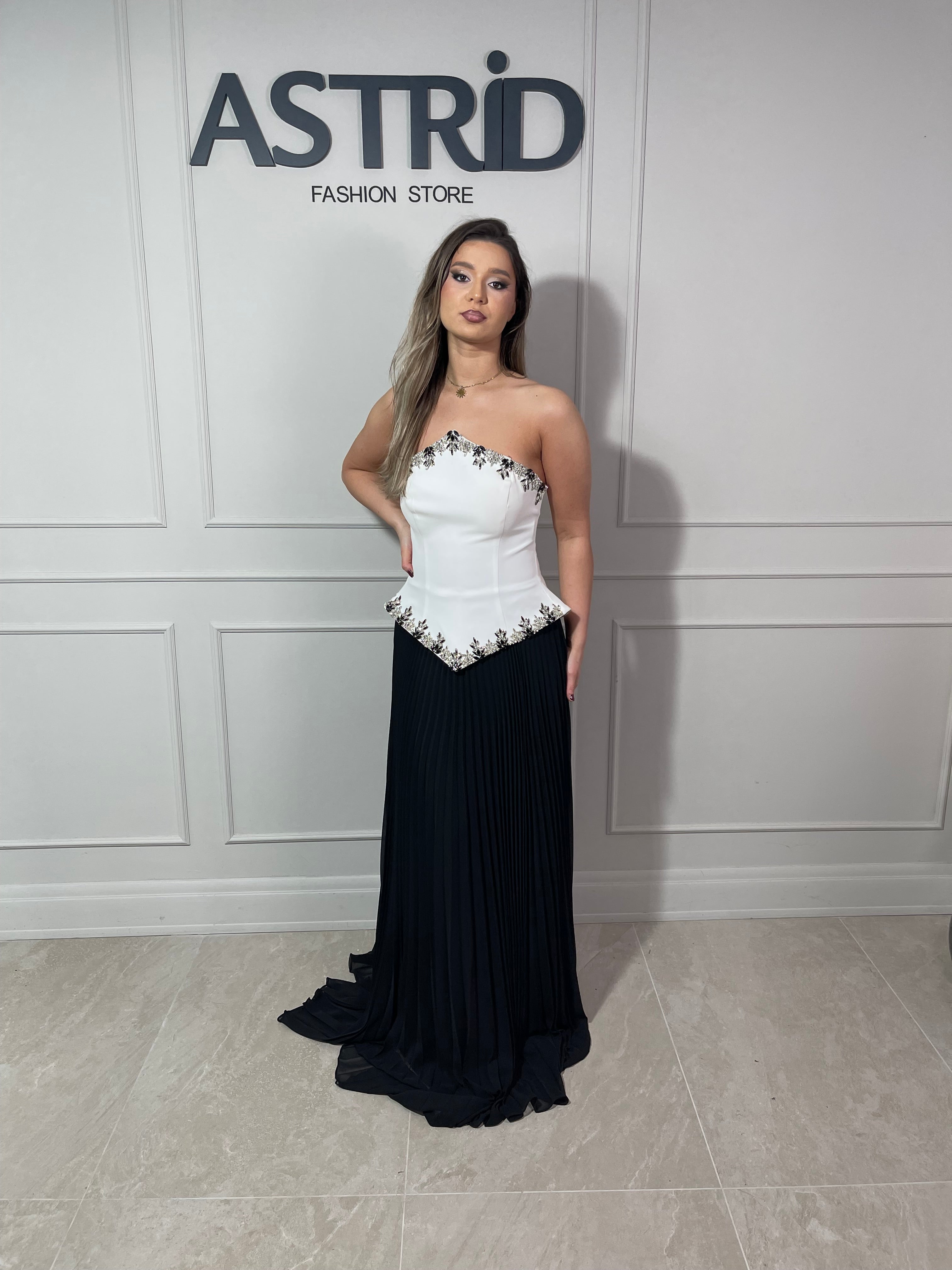 Rochie Carlia lungă plisată în partea de jos și corset alb cu aplicații pietre
