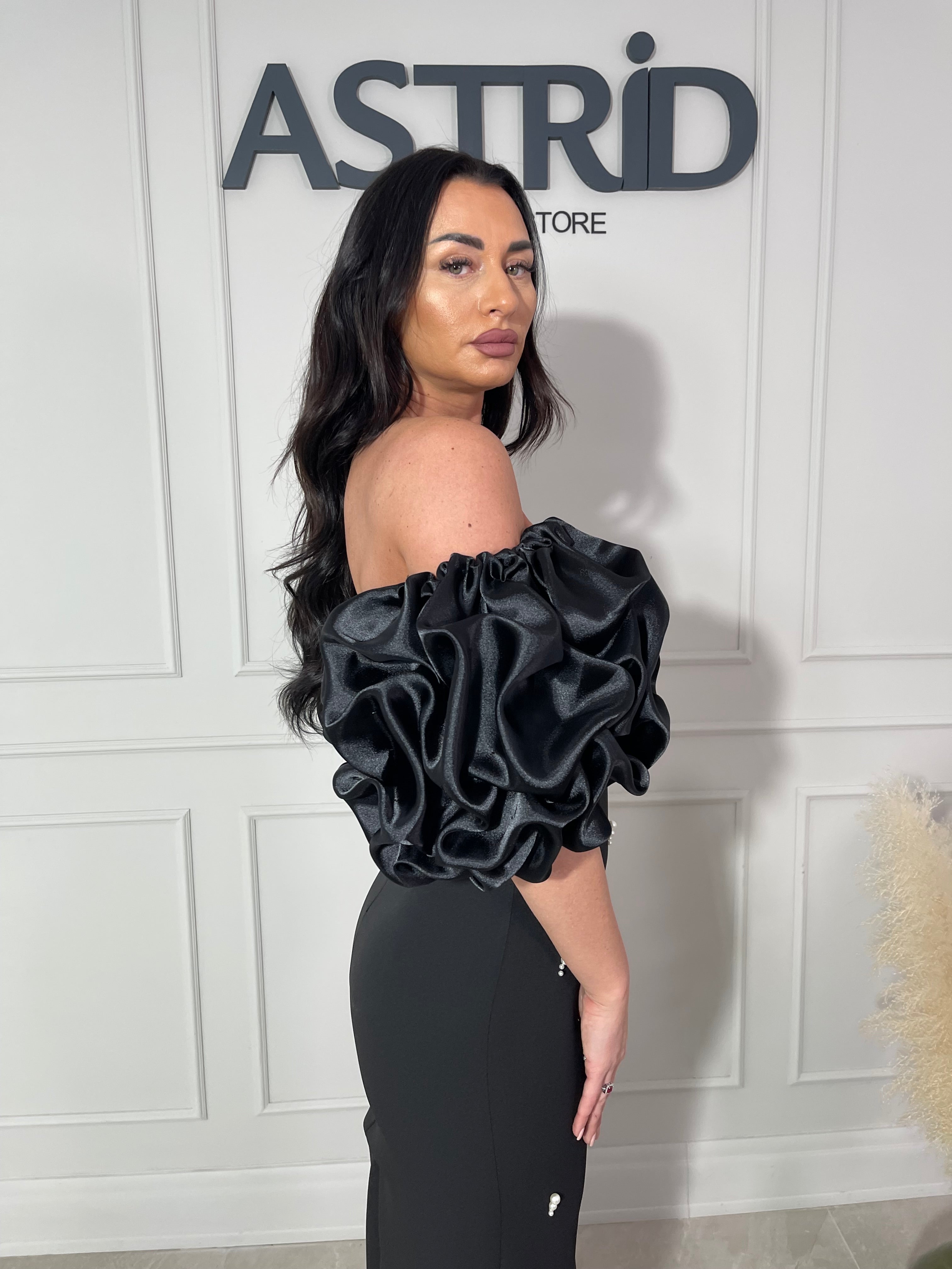 Rochie Kleo midi neagră cu aplicații perle și mâneci bufante