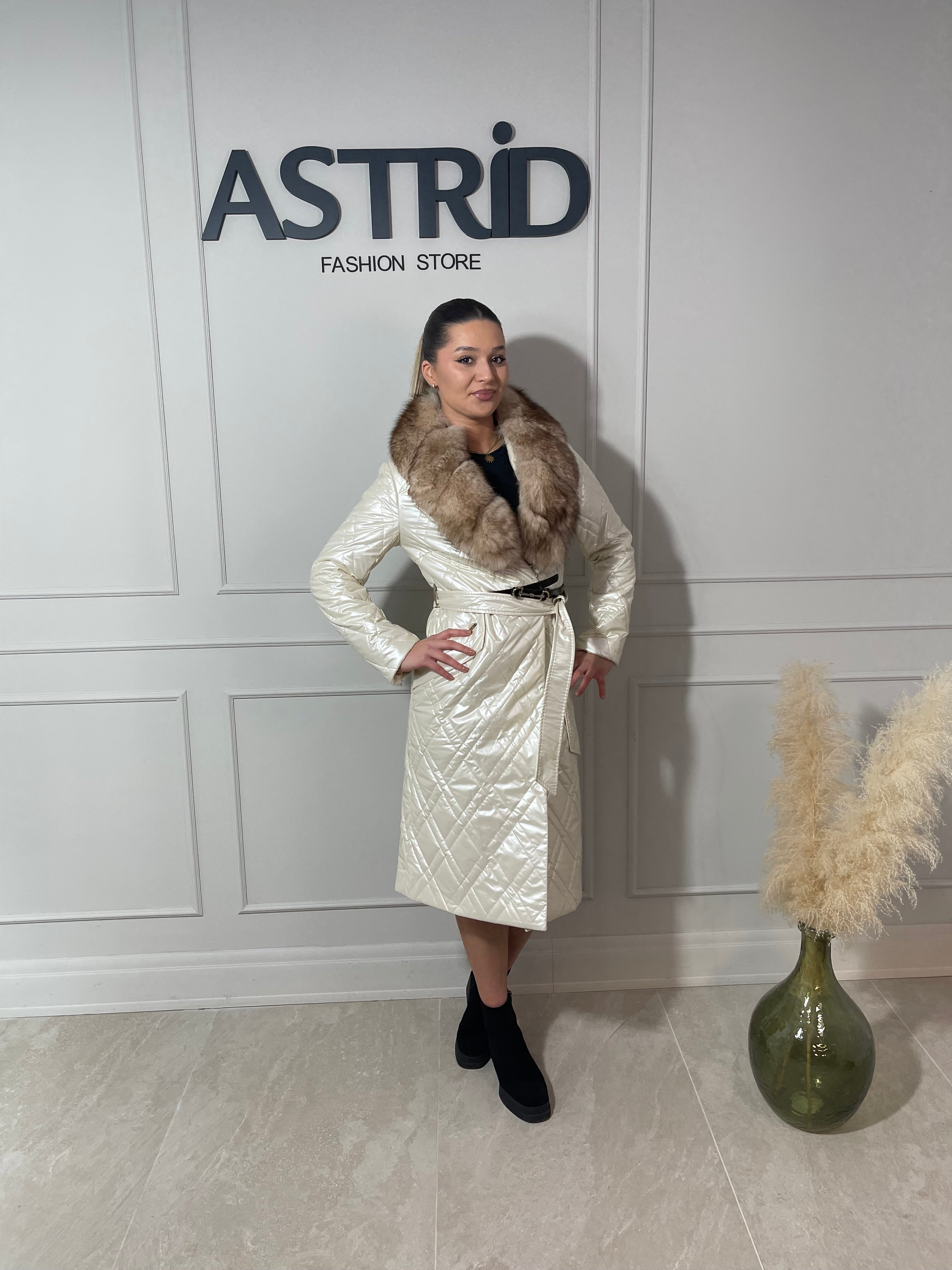 Palton Carmina matlasat crem sidef cu cordon în talie și balans naturală