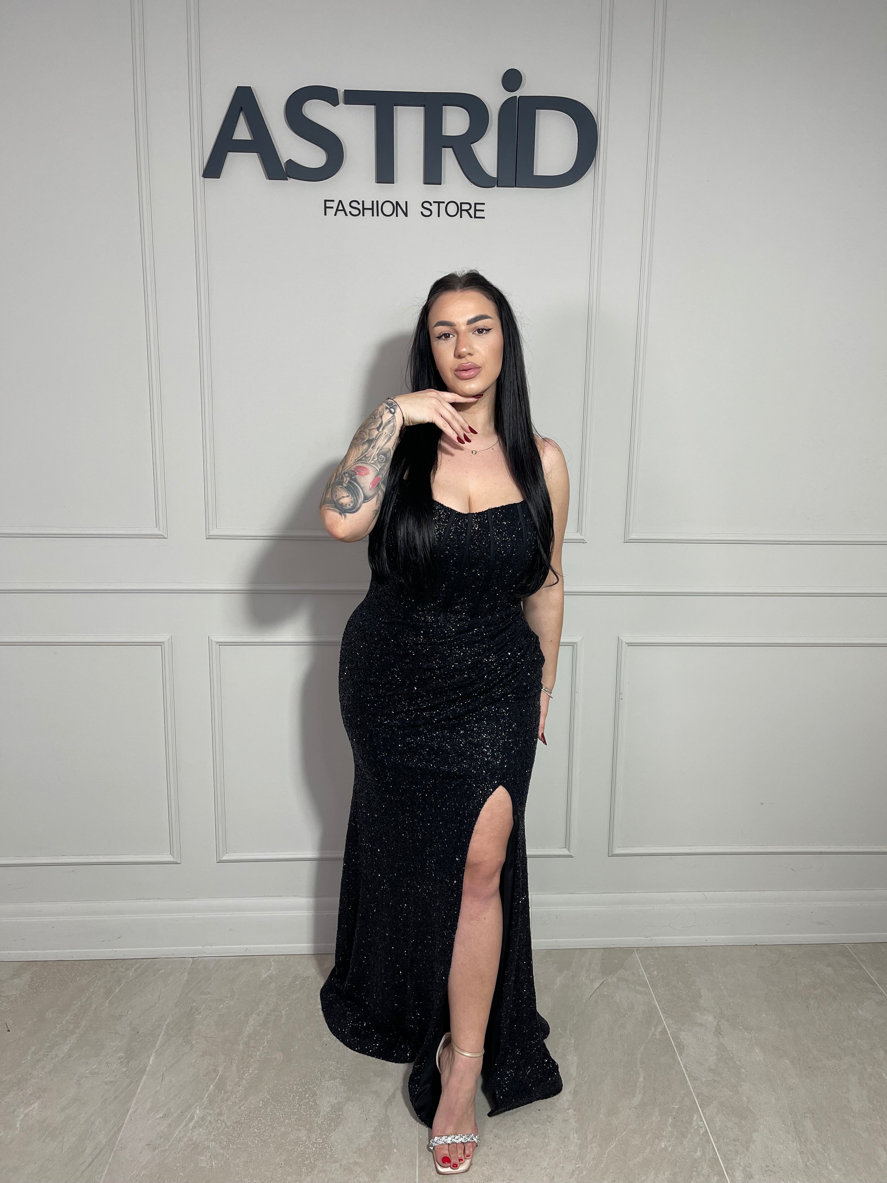 Rochie Any lungă, neagră cu accente aurii și inserții de sclipici, ce oferă un efect elegant și sofisticat.