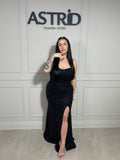 Rochie Any lungă, neagră cu accente aurii și inserții de sclipici, ce oferă un efect elegant și sofisticat.