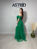 Rochie Aimme lungă din tiul pe un umăr crăpătură pe picior și accesoriu floare în talie