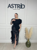 Rochie Donna neagră midi, cu croiala cambrata pe talie și ușor asimetrică