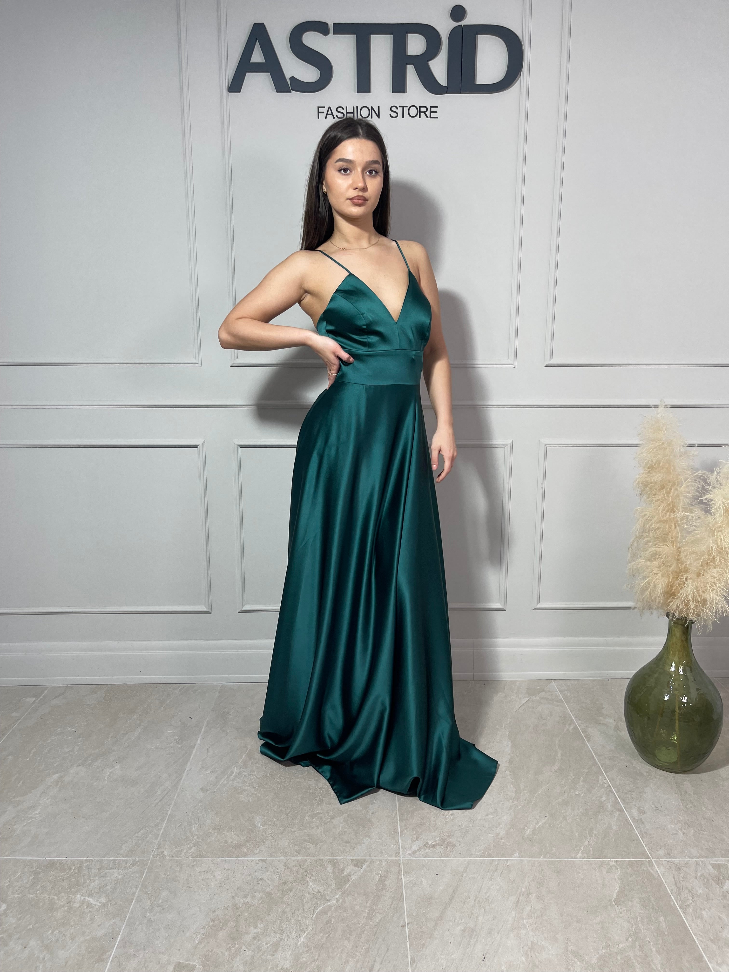Rochie Cecilia lungă din satin bretele subțiri și crăpătură pe picior