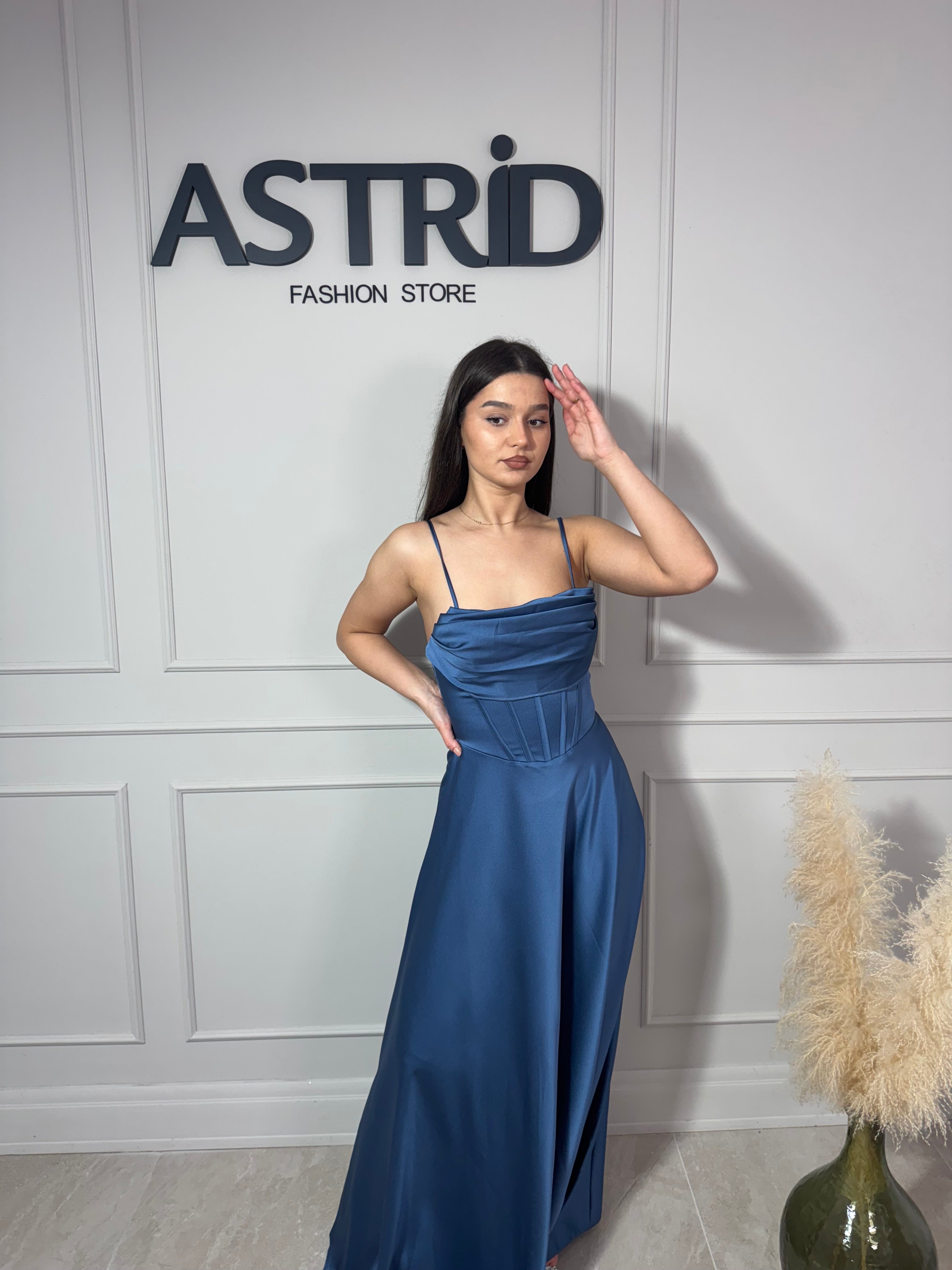 Rochie Erika lungă din satin în cloș cu corset la spate